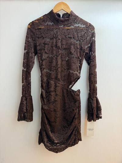 Großhändler Loriane - Einfarbiges kurzes Spitzenkleid Großhändler Loriane - Einfarbiges kurzes Spitzenkleid