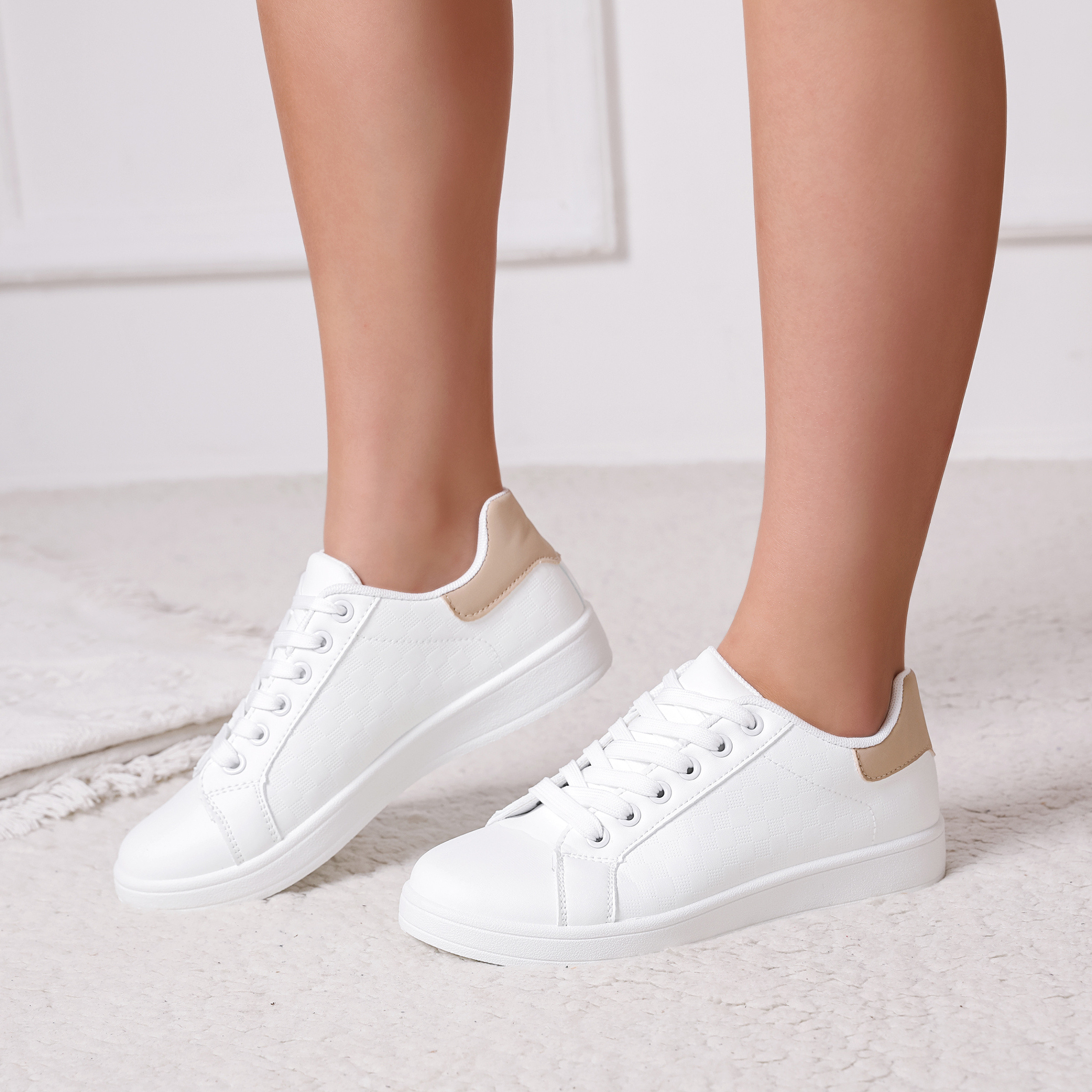 Wholesaler LOV'IT - White high-top sneaker with contrast heel tab