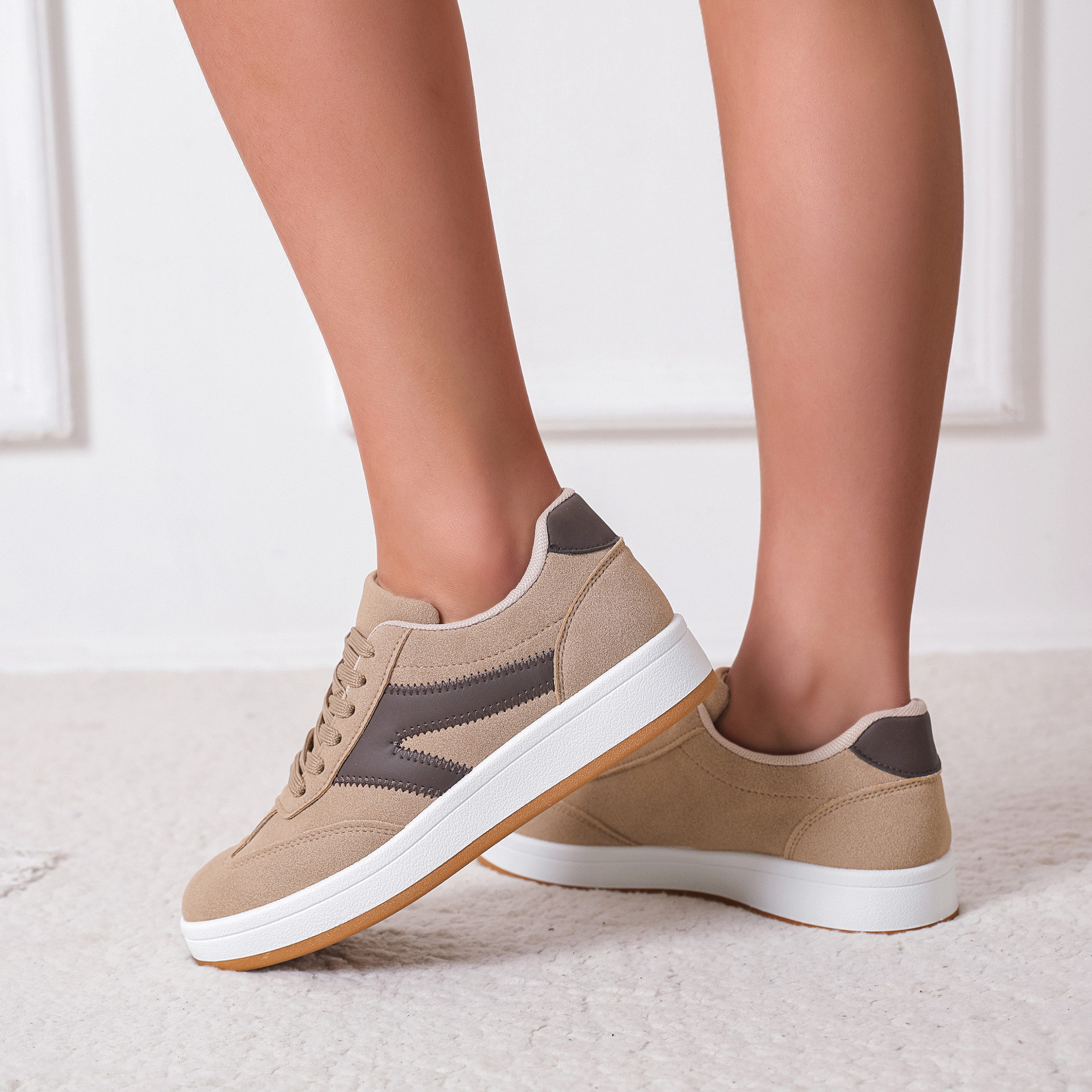 Wholesaler LOV'IT - Low-top sneakers with zigzag stripe