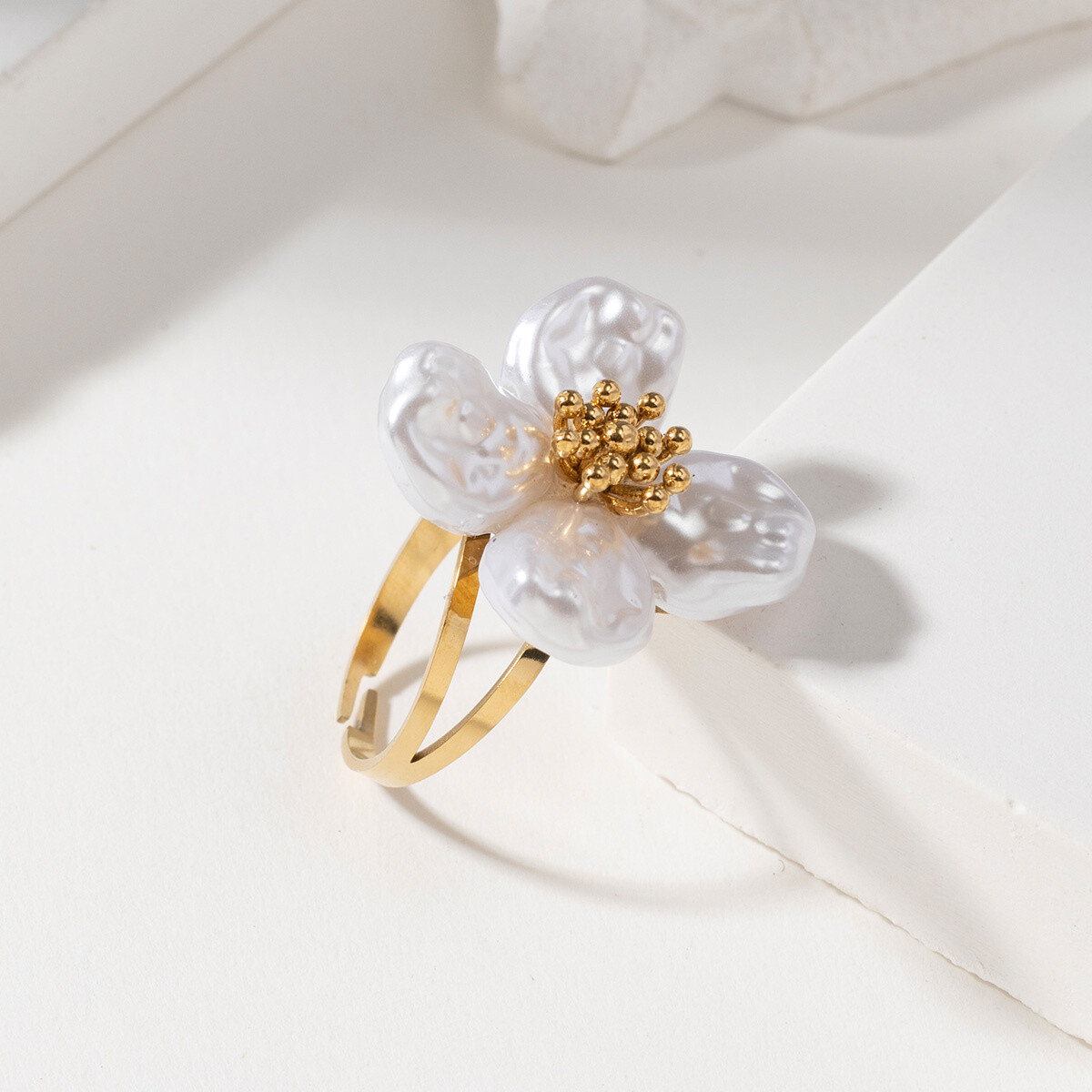 Grossiste Lovelika - Bague fleur en acier doré - Olara 4 leaf