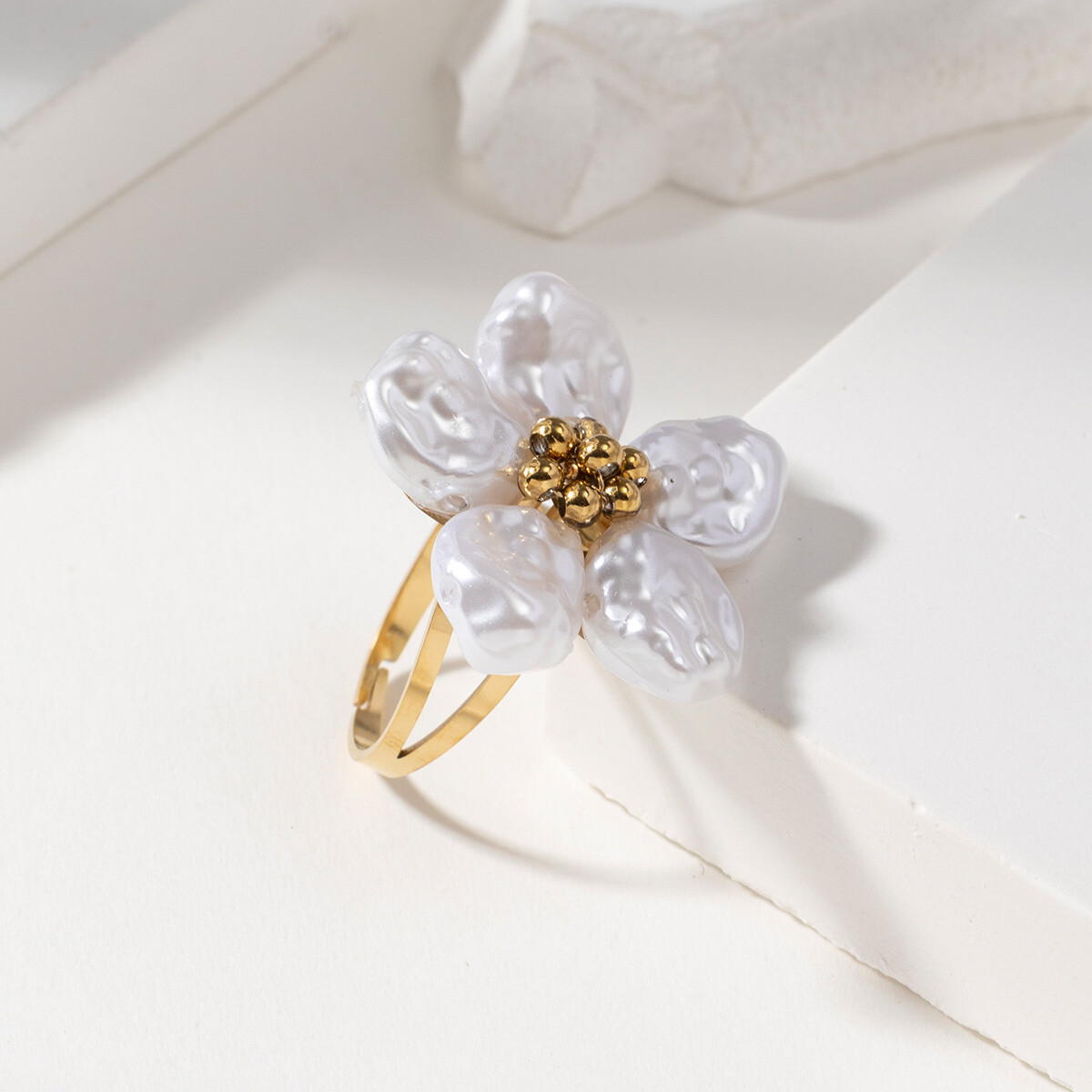 Grossiste Lovelika - Bague dorée avec perles florales - Olara 5 leaf