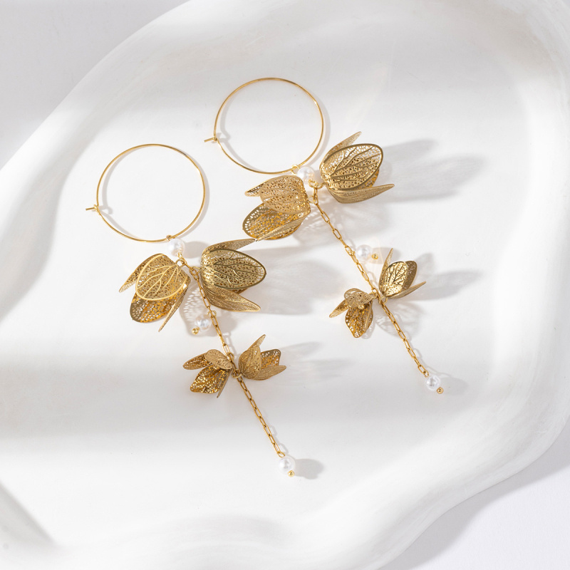 Grossiste Lovelika - Boucles d'oreilles pendantes fleurs avec perles Justine