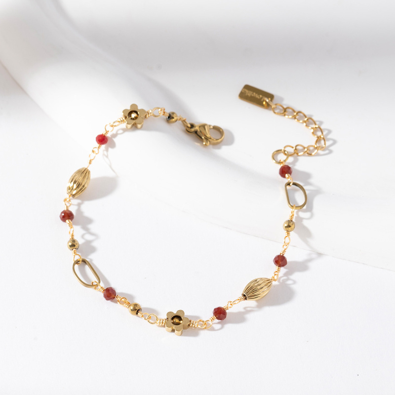 Grossiste Lovelika - Bracelet doré avec perles rouges et motifs floraux. - Amelie