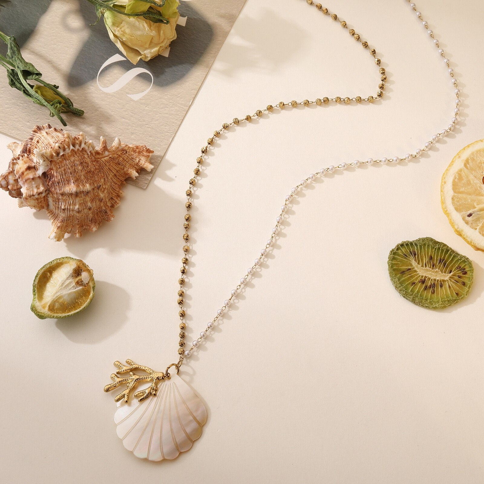 Grossiste Lovelika - Collier milles pétales dorées, petites fleurs nacré - Lou