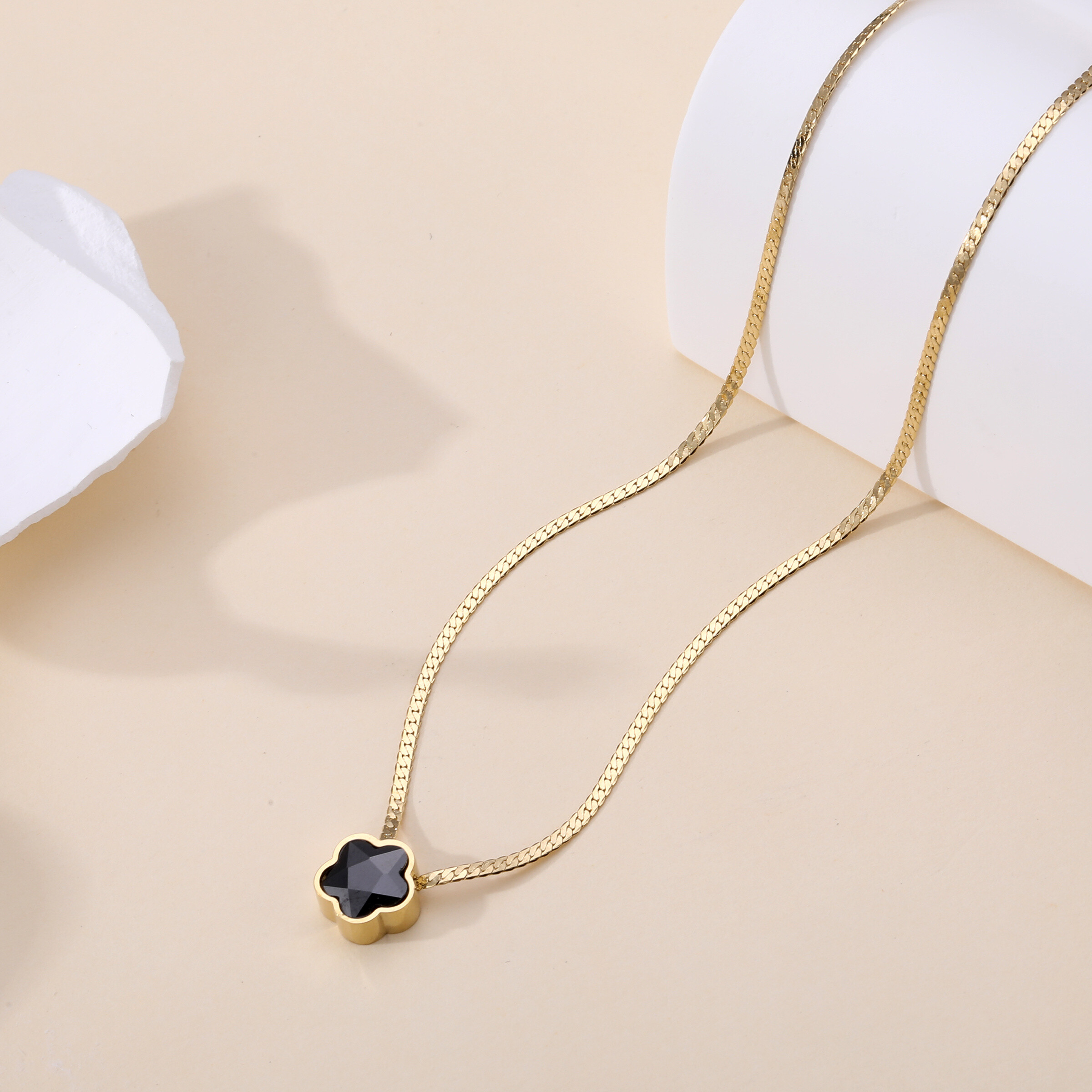 Wholesaler Lovelika - Collier pendentif trèfle à 5 feuilles sertie d'un cristal - Éva
