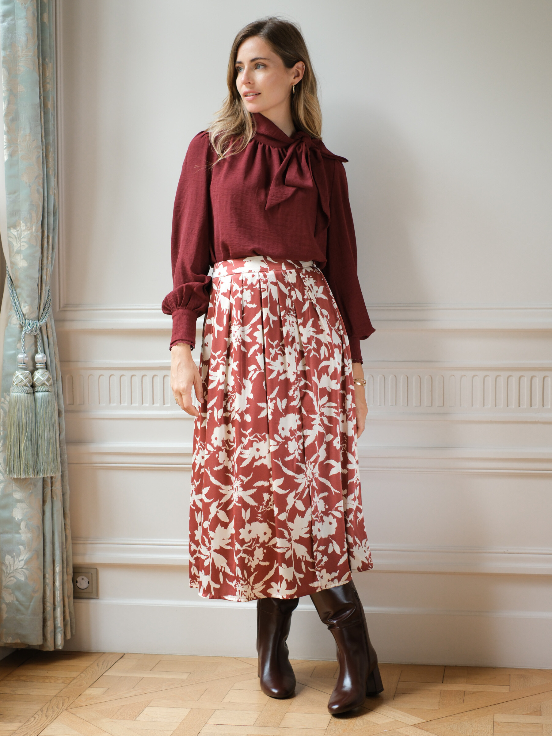 Wholesaler LOVIE & Co - Mid-length satin skirt with floral print
