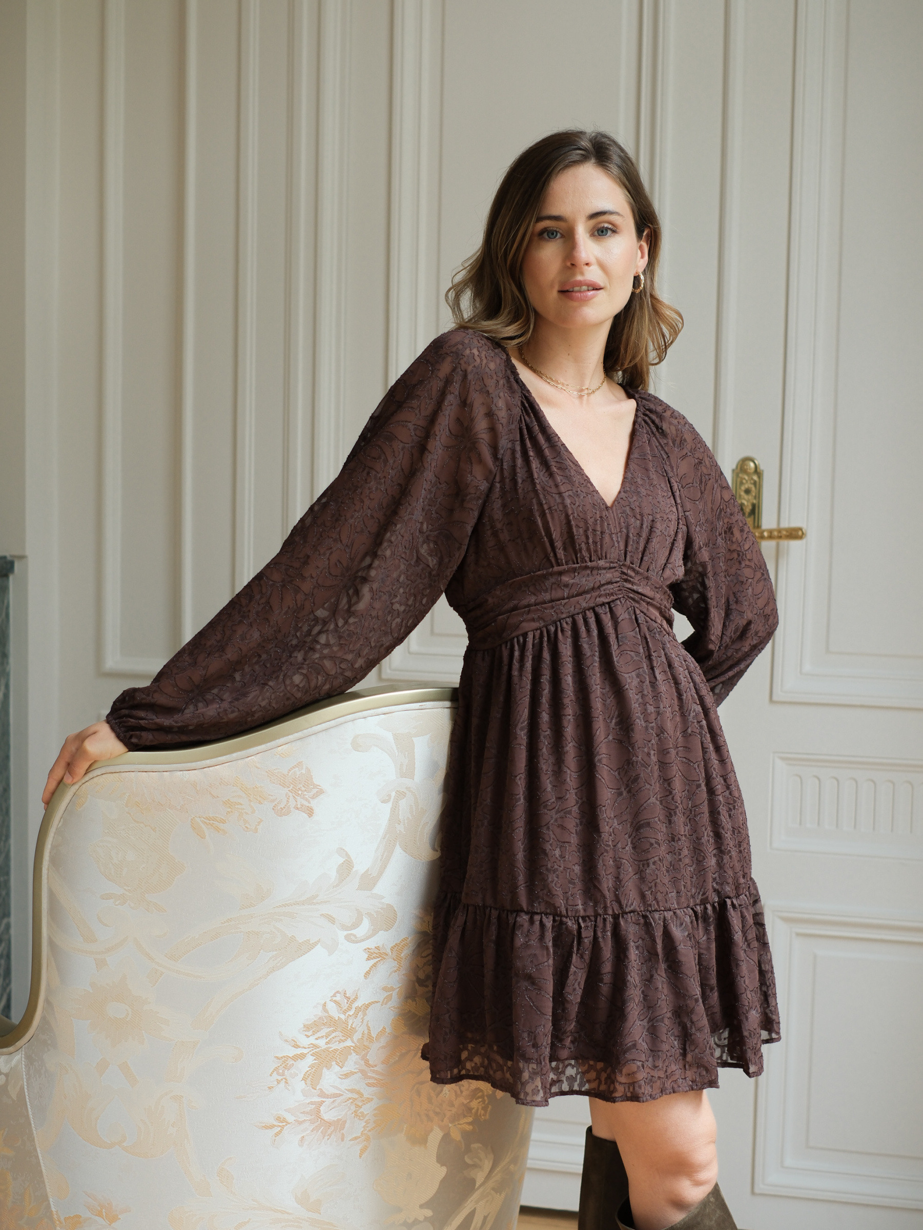 Grossiste LOVIE & Co - Robe courte en dentelle manches longues - LOVIE