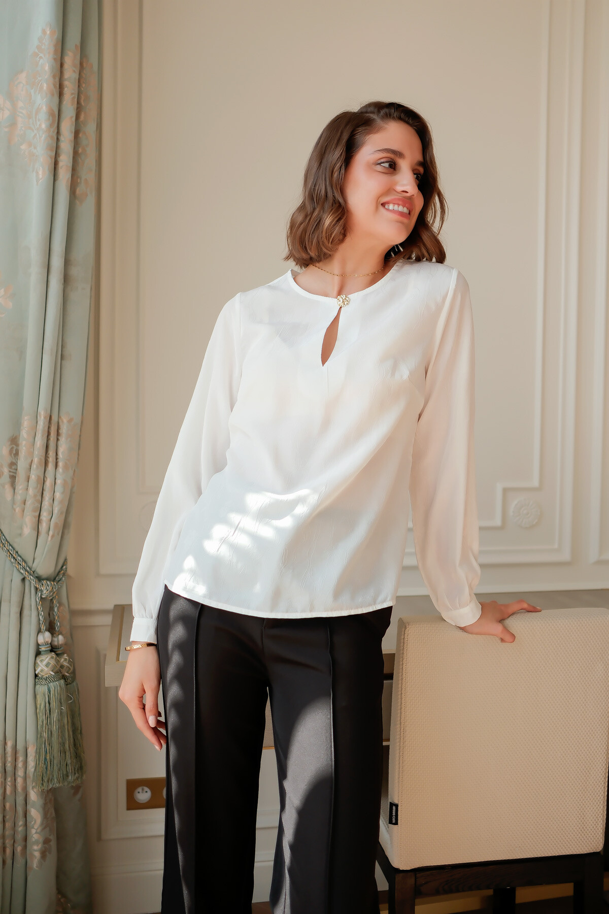 Wholesaler LOVIE & Co - LOVIE - Drop neck top with gold button