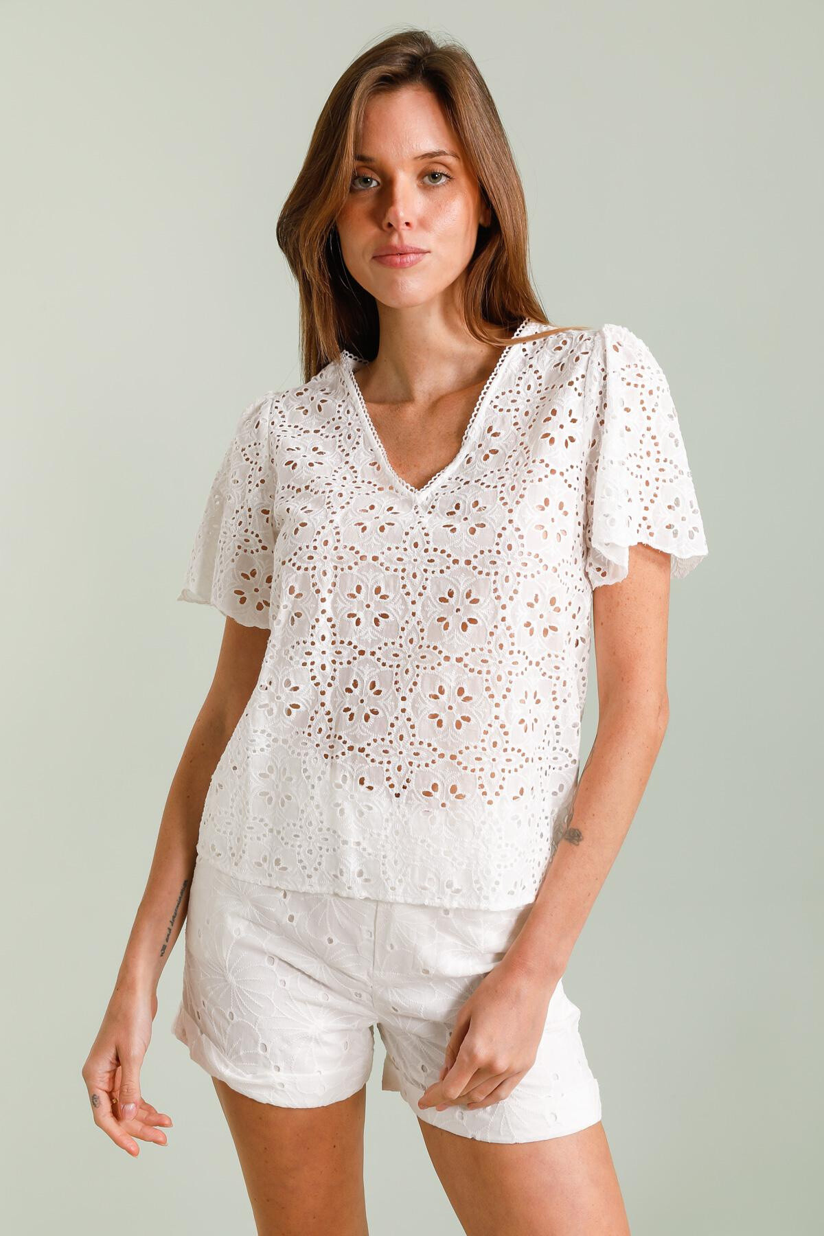 Wholesaler LOVIE & Co - LOVIE - Embroidered cotton V-neck top