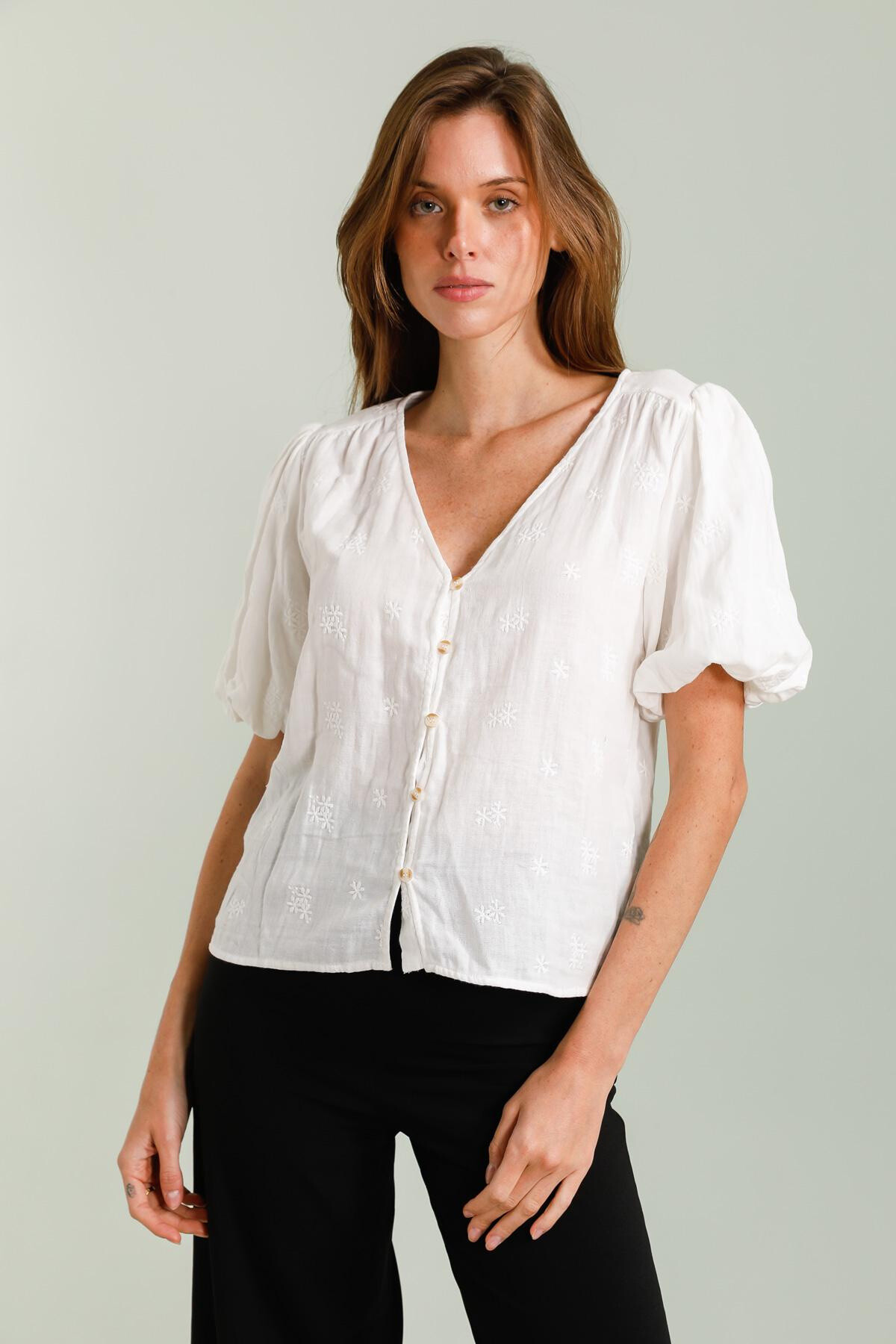 Wholesaler LOVIE & Co - LOVIE - Embroidered cotton top with puff sleeves