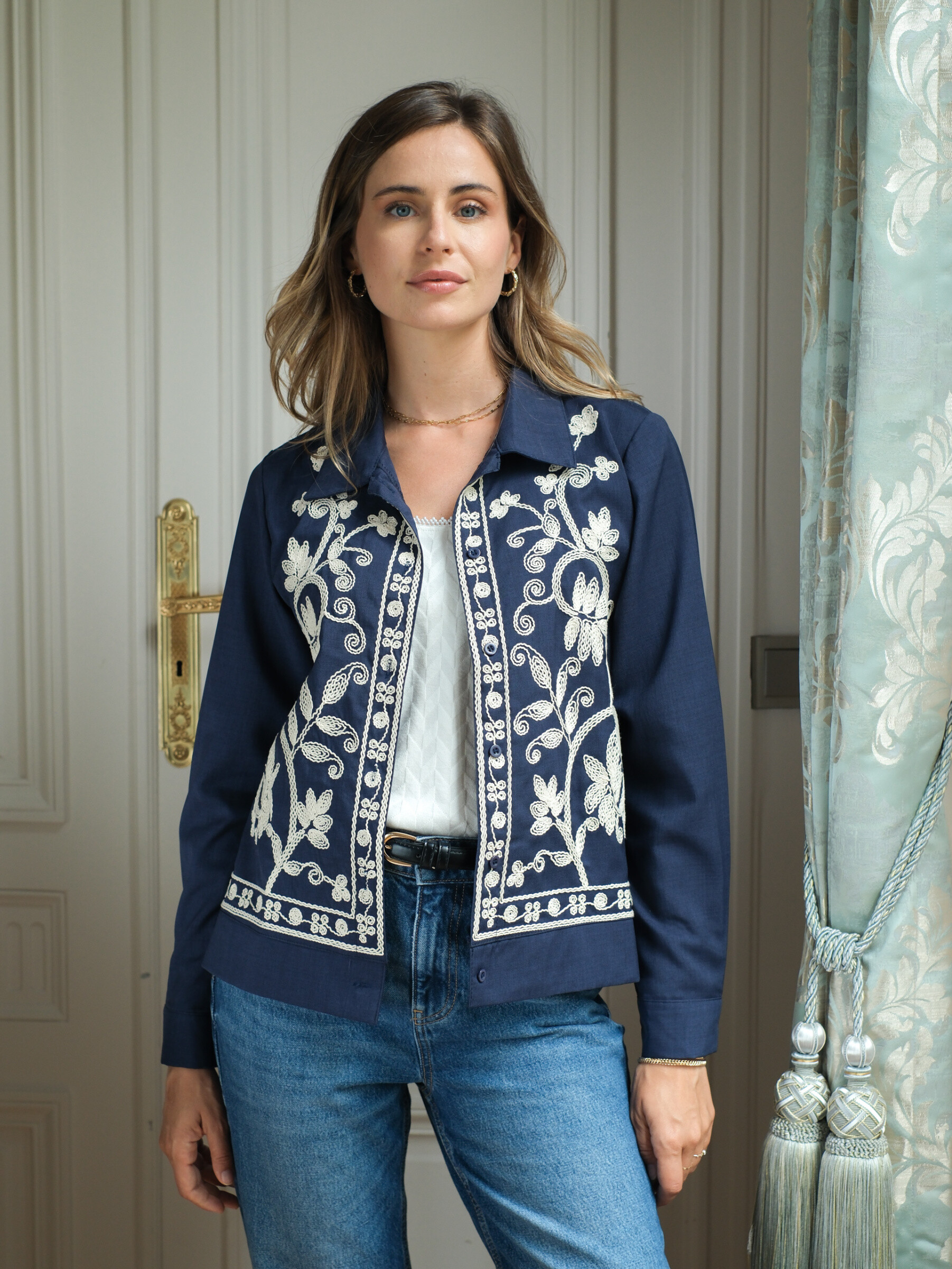 Großhändler LOVIE & Co - Kontrastreiche florale bestickte Overshirt - LOVIE