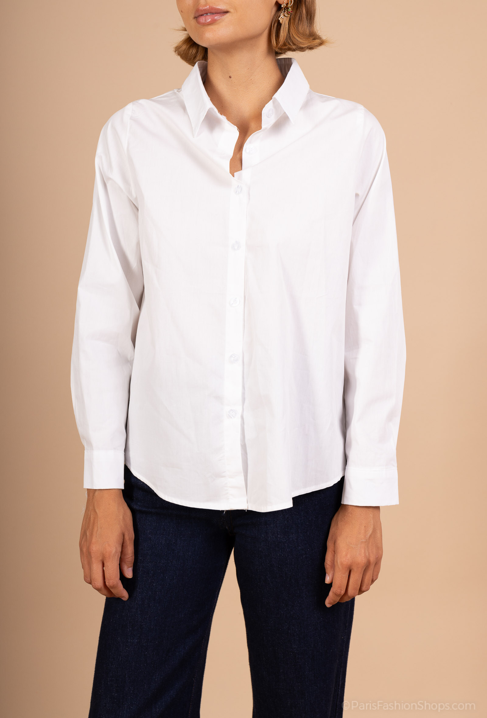 White straight-fit shirt, long sleeves, button closure