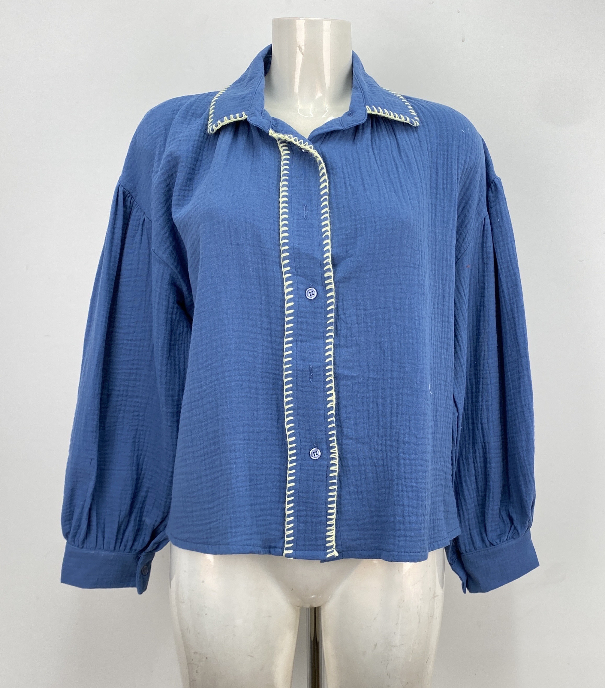 Grossista LOVIKA - Camicia in garza di cotone blu denim con maniche a sbuffo e finiture a contrasto in stile casual chic mediterraneo
