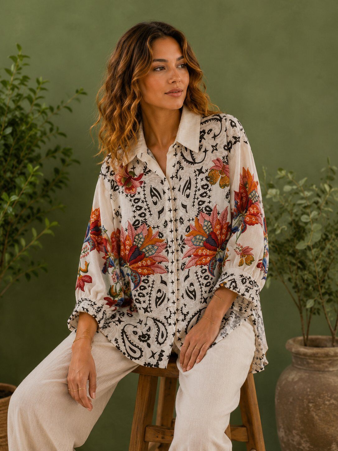 Großhändler LOVIKA - Böhmisches Ecru-Hemd mit Bandana-Print & Lebhaften Tropischen Blumen