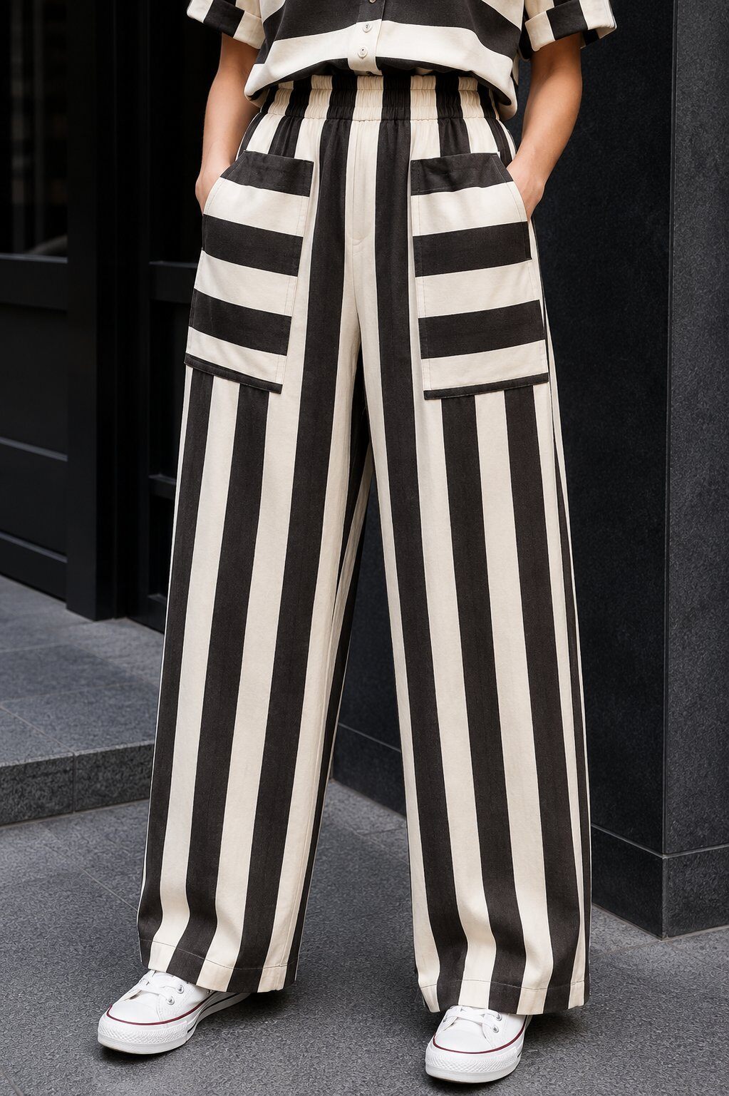 Mayorista LOVIKA - Pantalones a rayas con cintura elástica, corte fluido y bolsillos de parche contrastantes