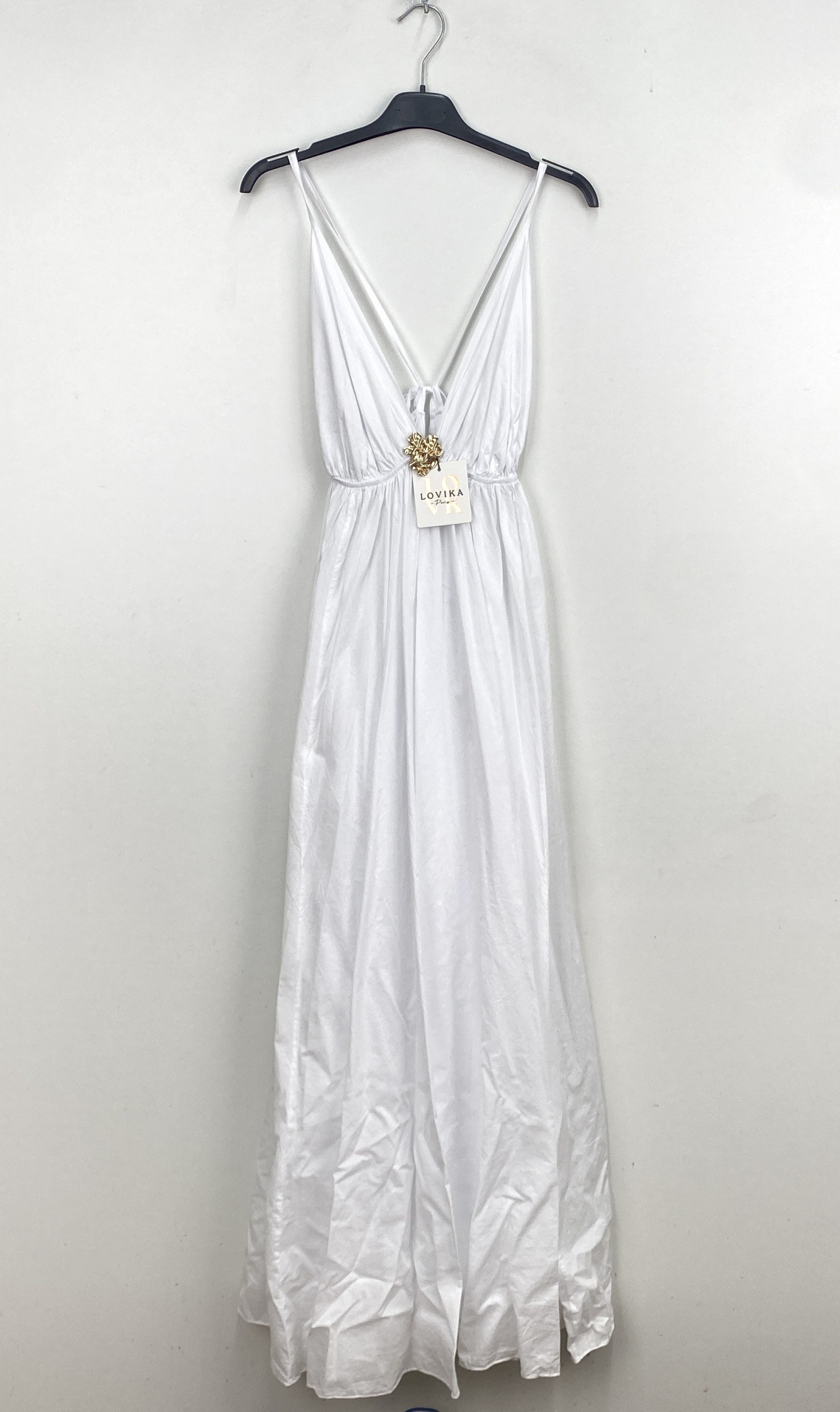 Großhändler LOVIKA - Luxuriöses Boho-Maxikleid mit fließendem Stoff, tiefem Ausschnitt und feinen Trägern mit zentralem goldenen Schmuckstück