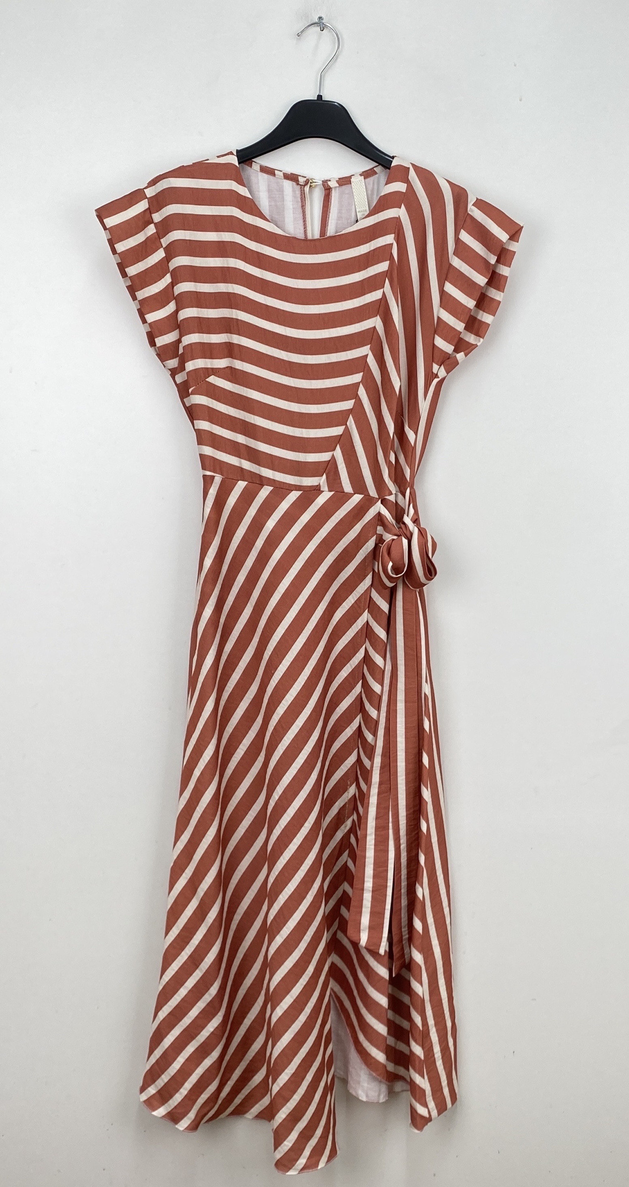 Großhändler LOVIKA - Gestreiftes Wickelkleid & Riviera-Eleganz