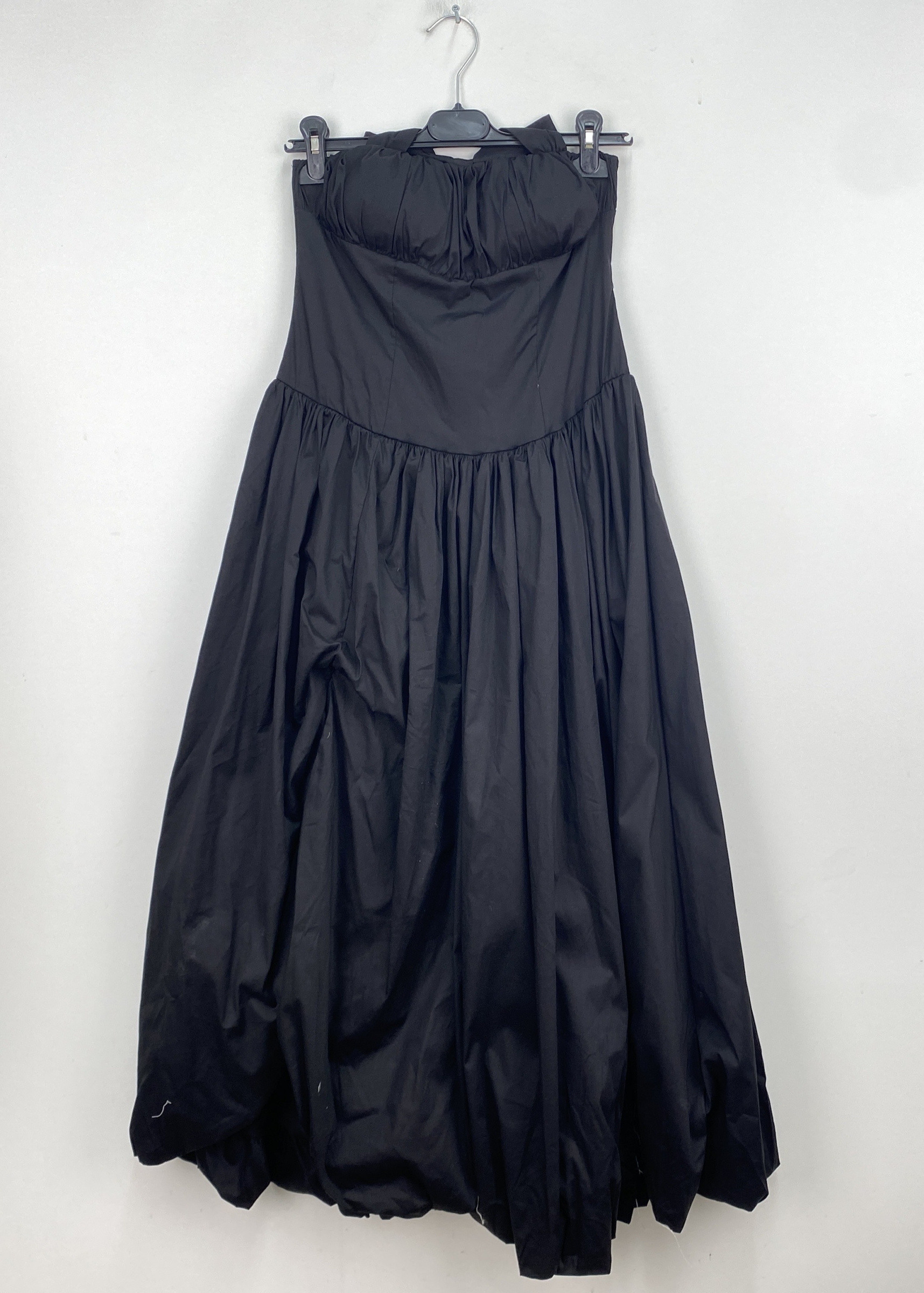 Großhändler LOVIKA - Langes Kleid mit gerafftem Halterneck-Ausschnitt und voluminösem Rock