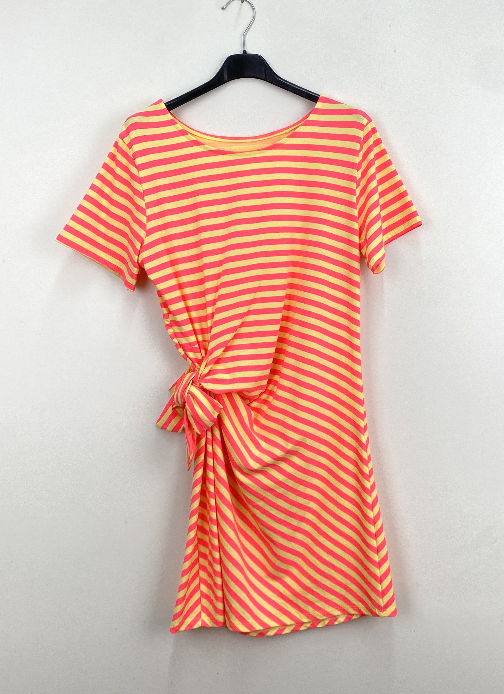 Großhändler LOVIKA - Gestreiftes T-Shirt-Kleid mit geradem Schnitt und Knotendetail an der Seite