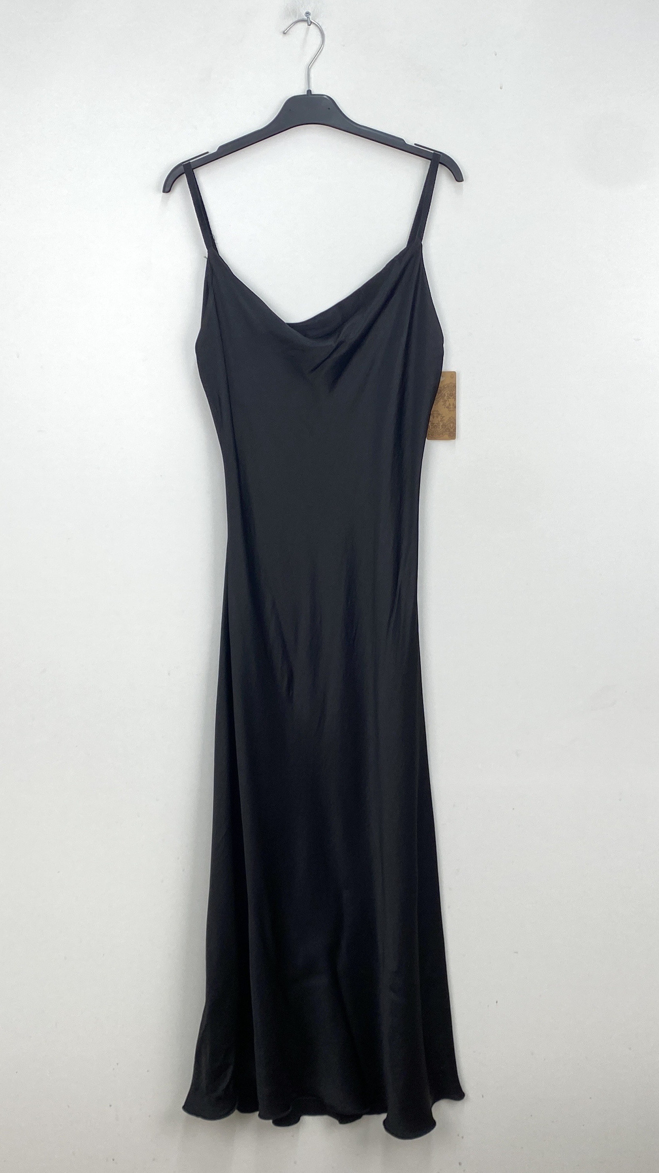 Großhändler LOVIKA - Langes Satinkleid mit dünnen Trägern und fließendem Drapé-Ausschnitt für minimalistische Eleganz