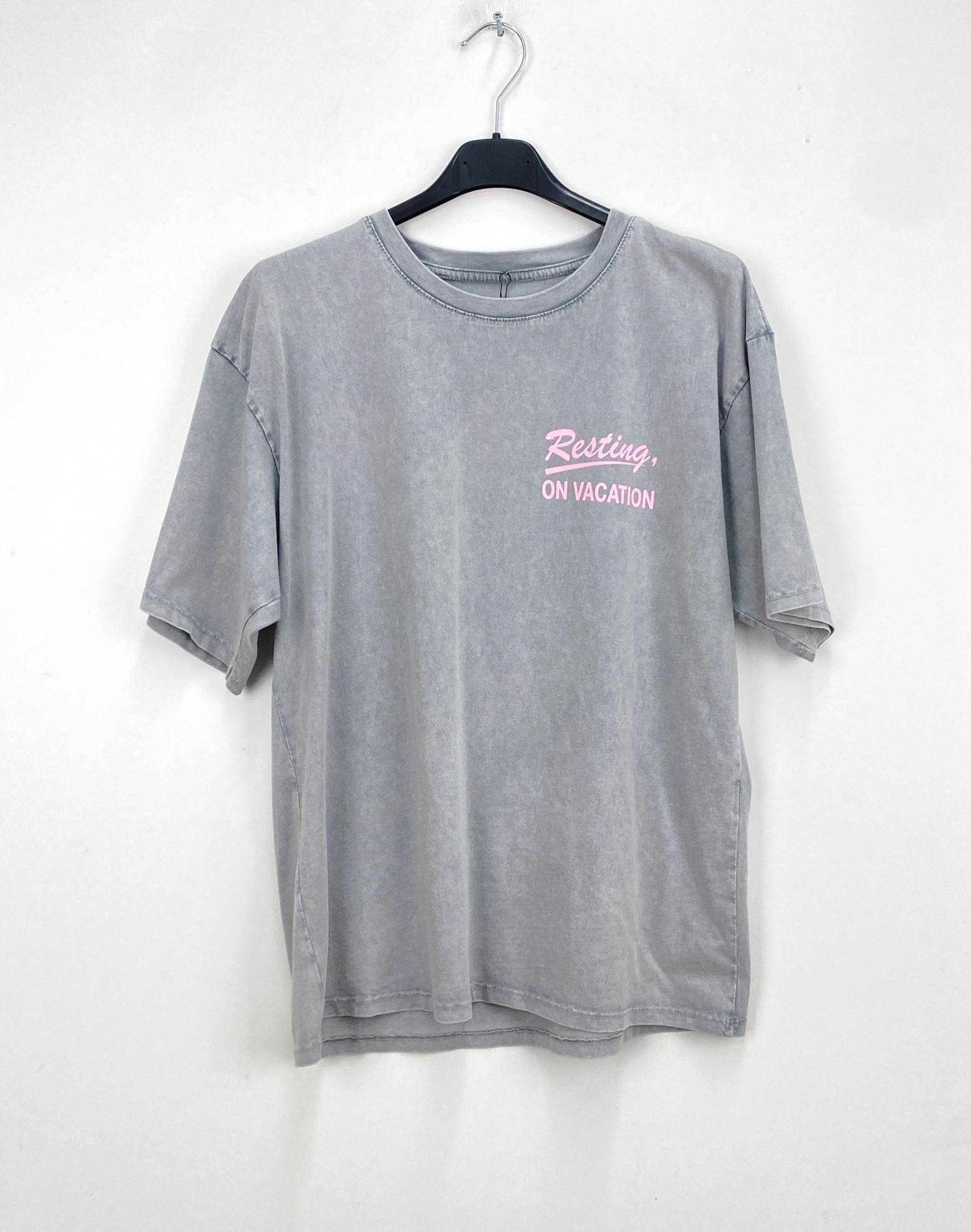 Großhändler LOVIKA - Oversize T-Shirt mit Aufdruck “Resting On Vacation” Chillige Atmosphäre, Sonne & Tropische Flucht