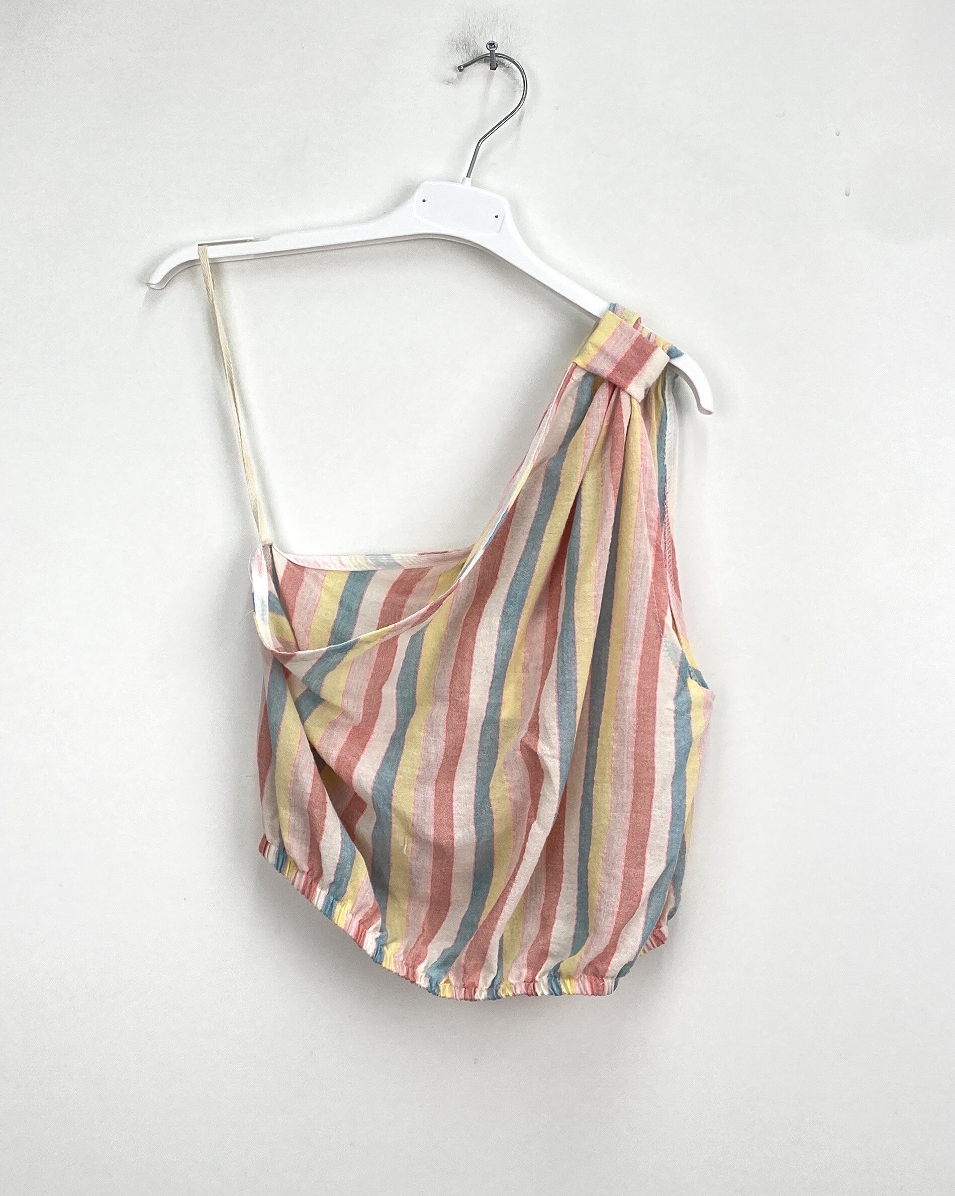 Grossista LOVIKA - Top asimmetrico a righe monospalla boho chic