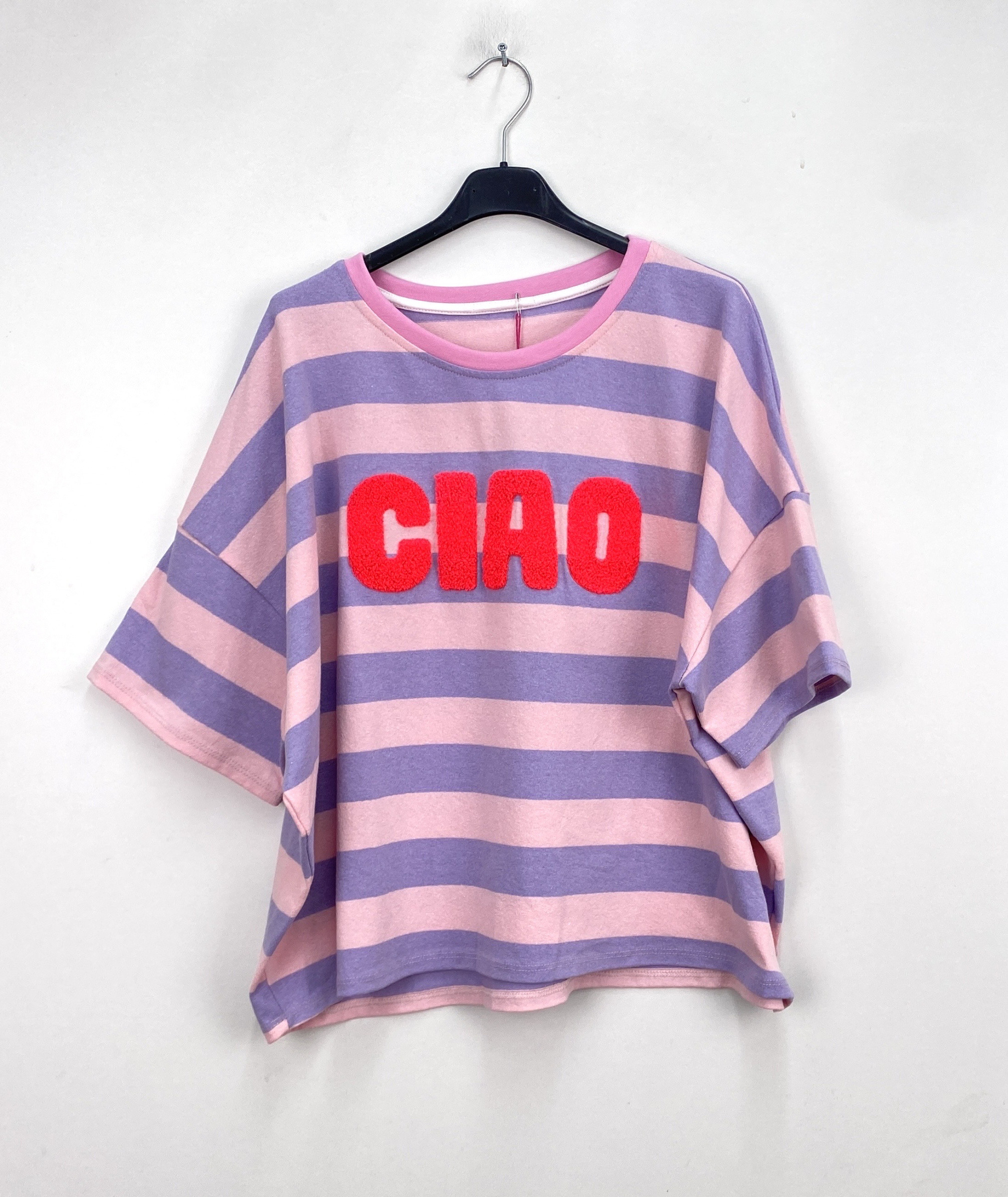 Großhändler LOVIKA - Gestreiftes „CIAO“ Top im Summer Vibes Stil
