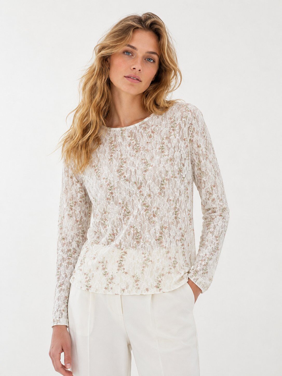 Grossista LOVIKA - Top in Pizzo Avorio con Motivo Floreale Delicato & Eleganza Romantica