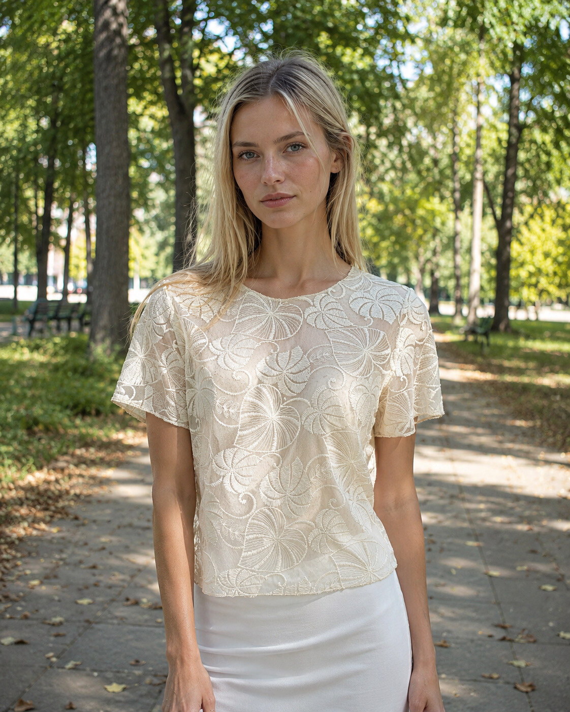 Großhändler LOVIKA - Halbtransparente Spitzenbluse mit Blumenmuster, kurzen Ärmeln und Bindeschluss