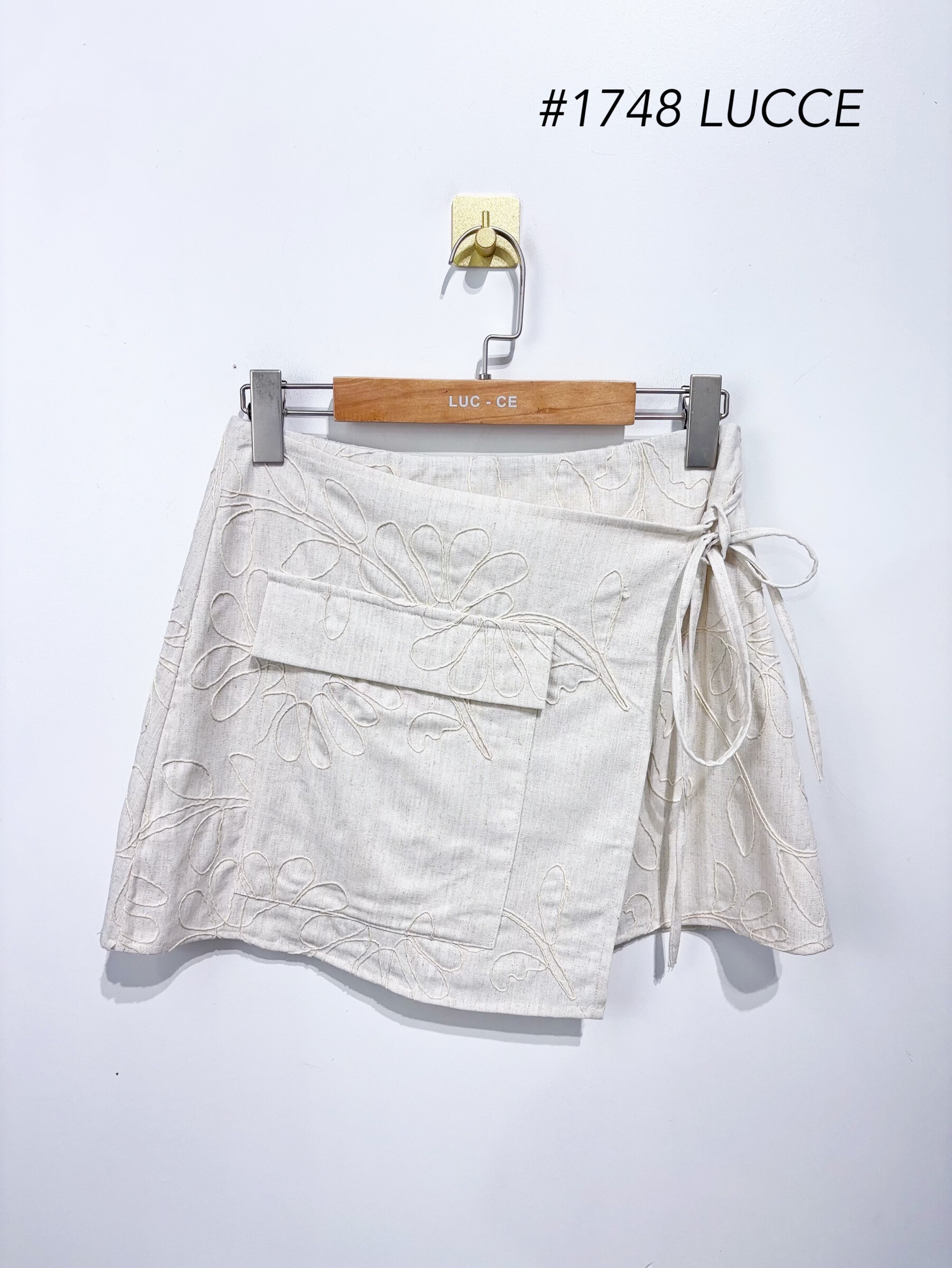 Grossista LUCCE - Pantaloncini di lino con fiori ricamati