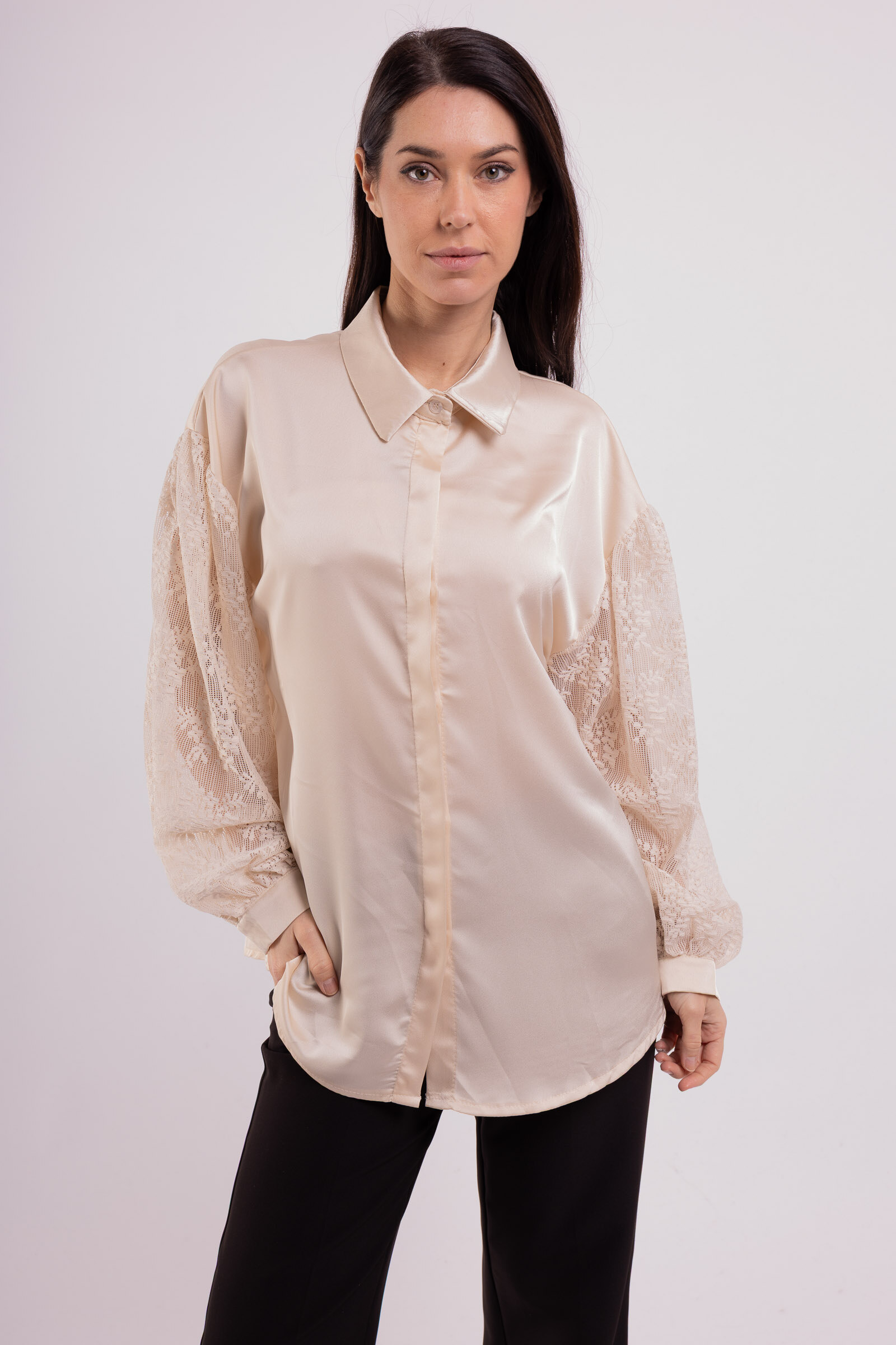 Chemisier élégant en dentelle italienne, collection Automne/Hiver, parfait pour sublimer vos soirées. Tailles 36-44, 100% polyester.