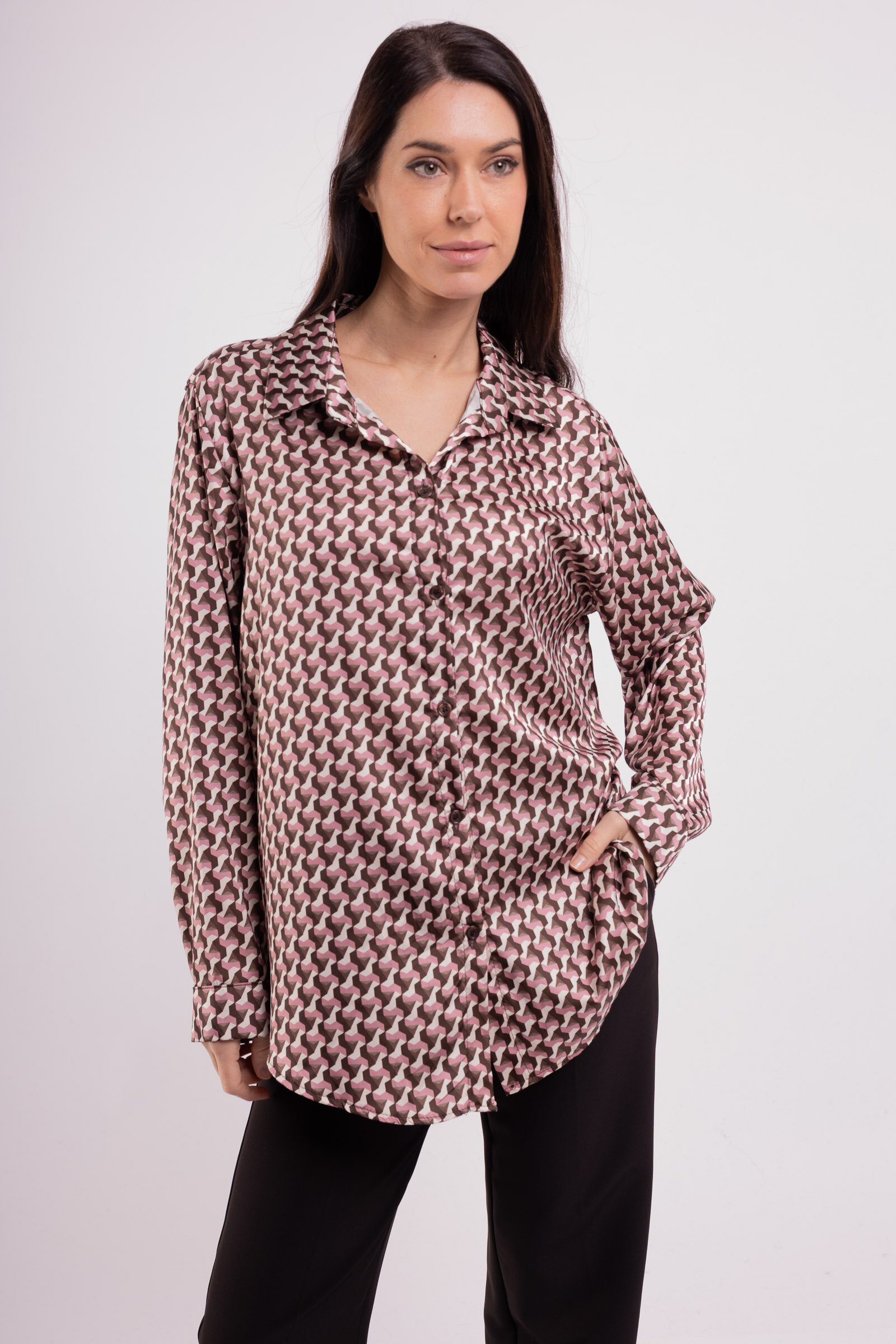 Chemisier en satin imprimé, fabriqué en Italie, parfait pour l'automne. Polyester doux, tailles 36-44. Élégance intemporelle.