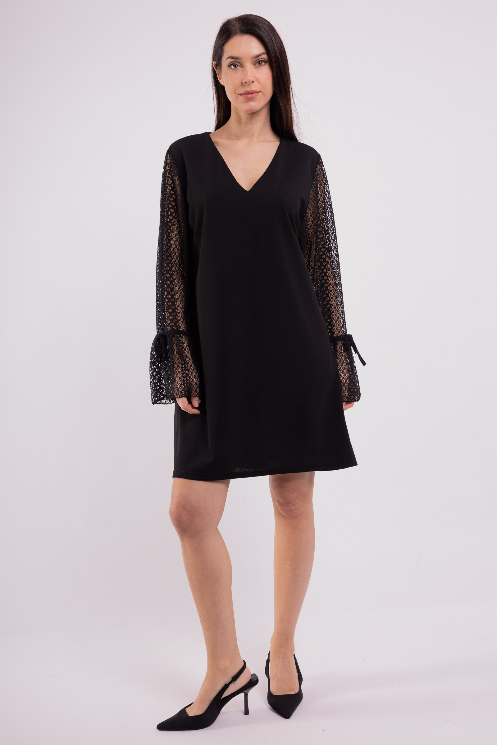 Robe légère élastique, dentelle raffinée, idéale pour le printemps/été. Fabriquée en Italie, taille unique 36-44, 95% polyester, 5% élasthanne.