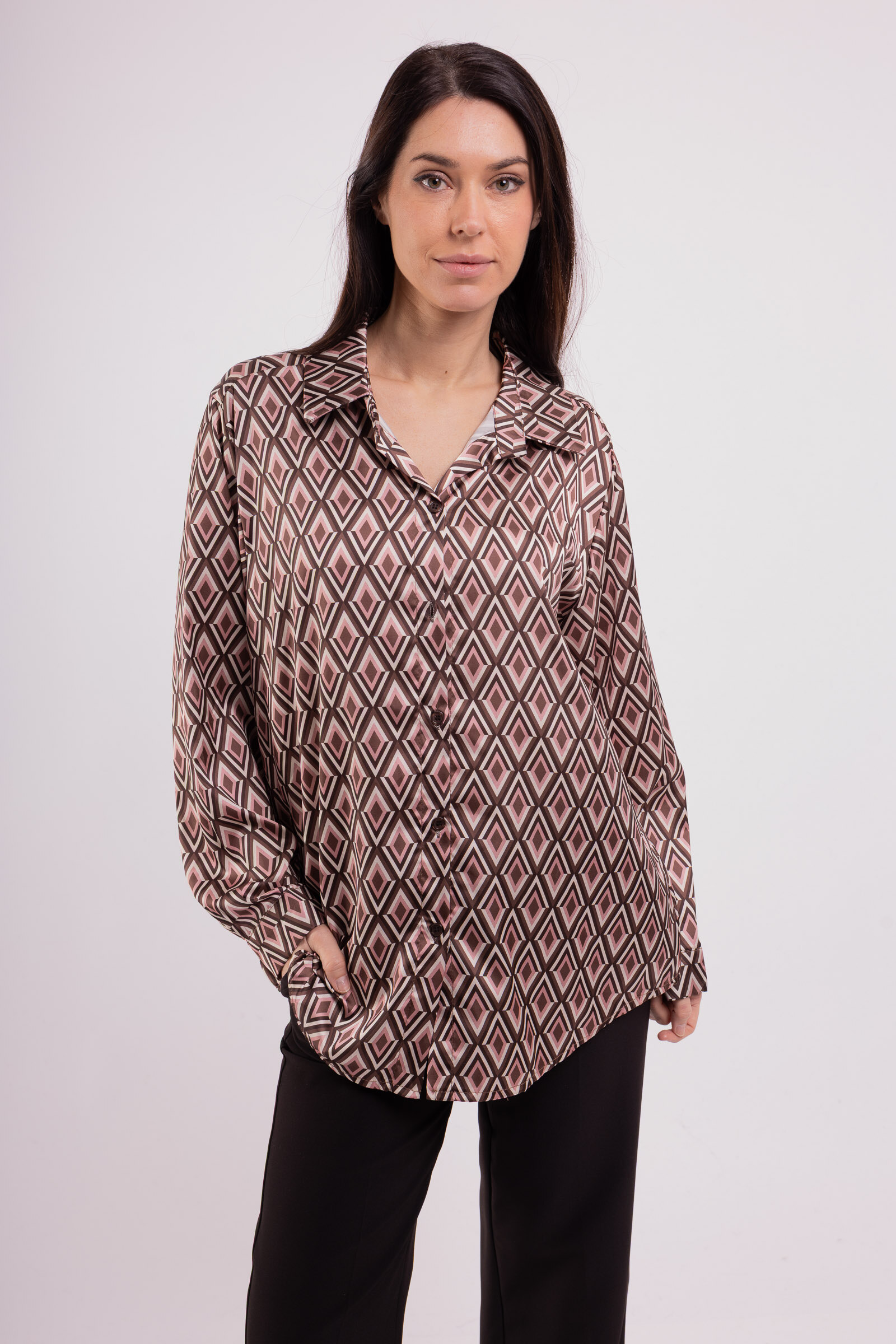 Chemisier en satin imprimé, fabriqué en Italie. Polyester doux, idéal pour l'automne. Tailles 36-44, collection Automne/Hiver 2025/2026.