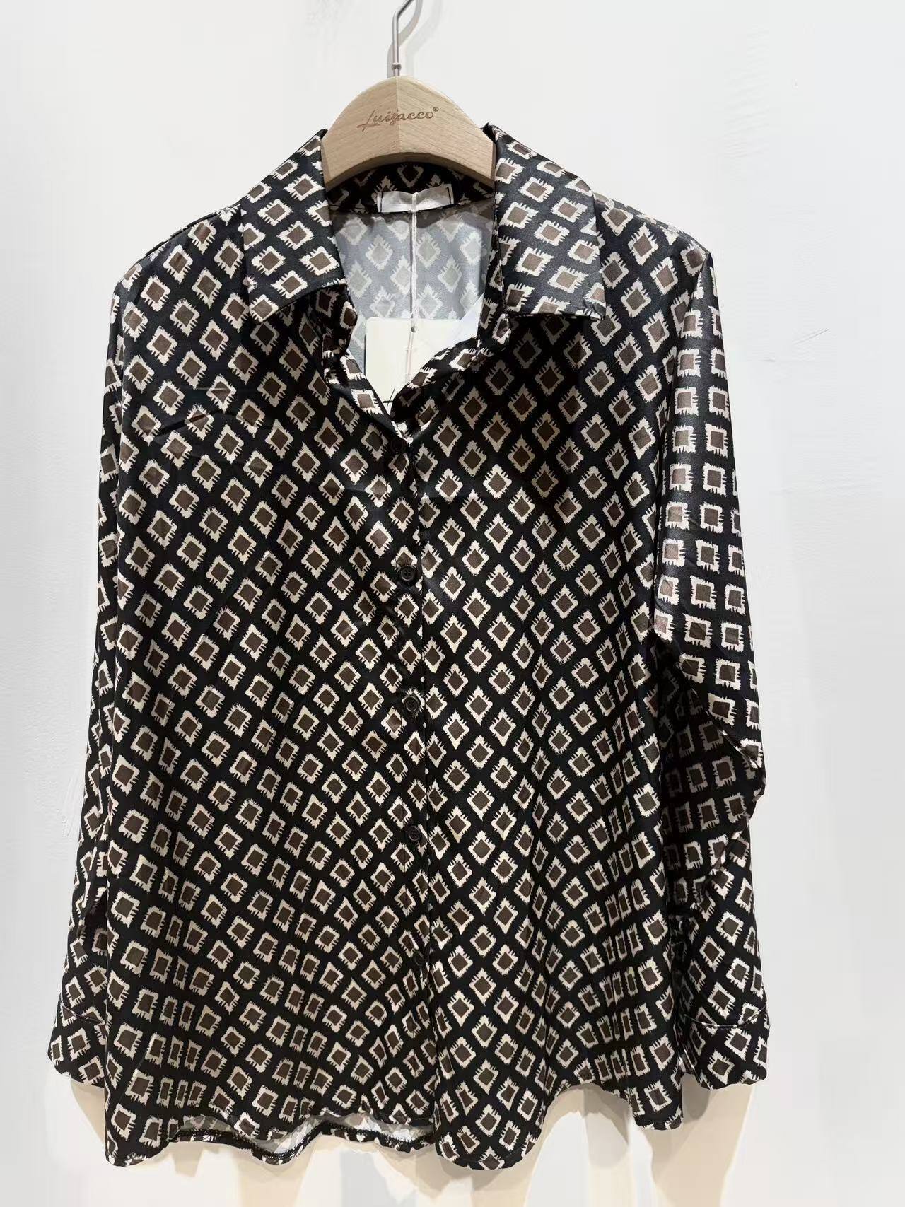 Chemisier en satin élégant, fabriqué en Italie, parfait pour l'hiver. Polyester et élasthanne, tailles 36-44, collection Automne/Hiver.