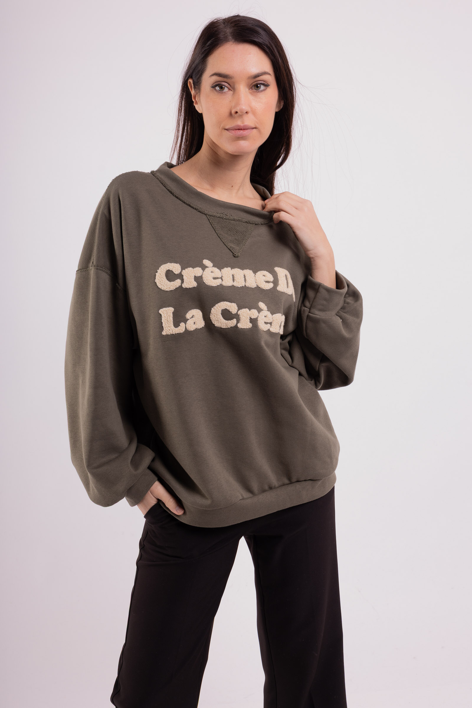 Sweat féminin élégant, 97% coton, touche d'élasthanne, idéal pour le printemps. Tailles 36-44.