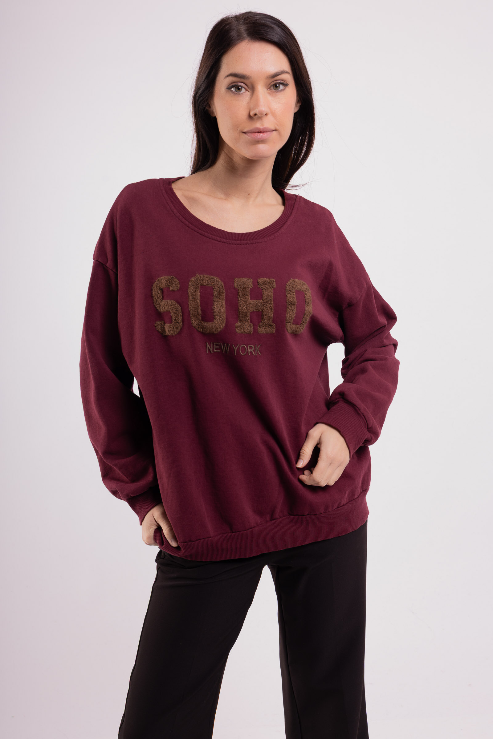 Sweat doux en coton (97%) avec une touche d'élasthanne (3%), fabriqué en Italie. Idéal pour le printemps/été 2026, tailles 36-44.