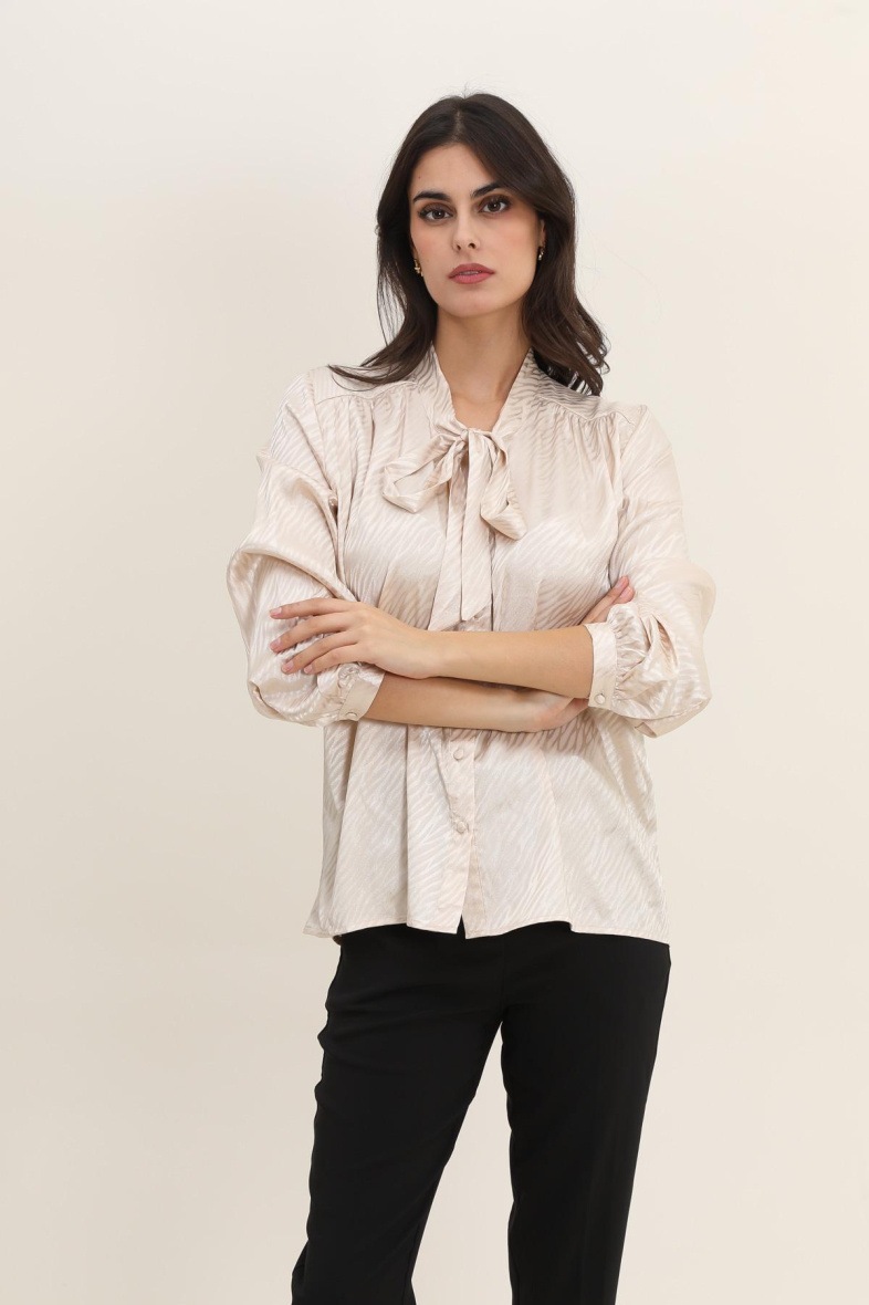 Grossiste Lulumary - Blouse satiné col lavallière à imprimé animal