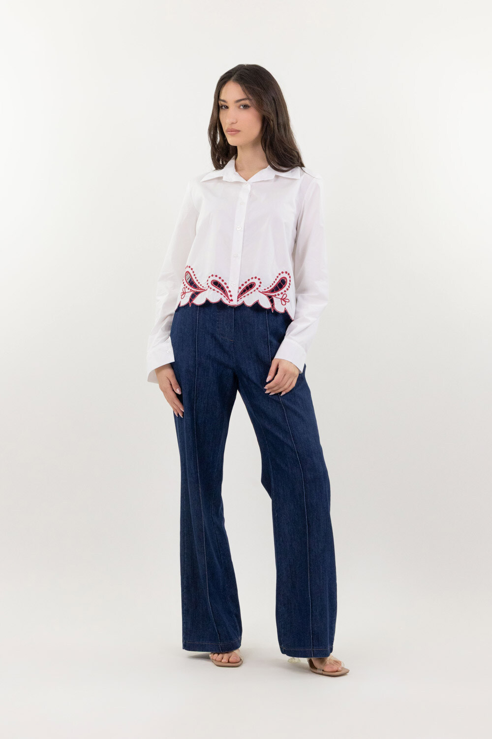 Grossiste LUMA - Chemise courte avec broderie ajourée en bas