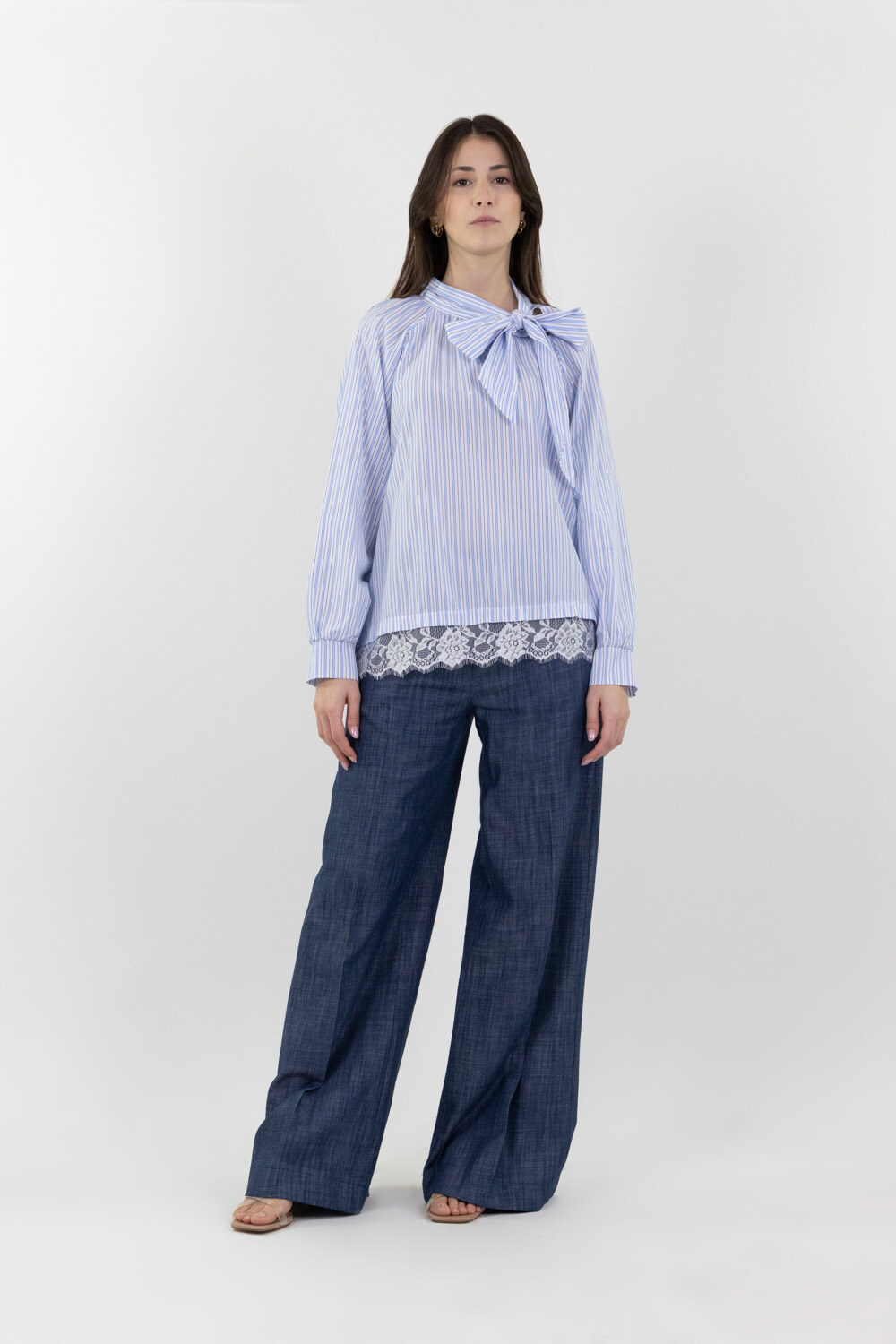 Mayorista LUMA - Blusa con lazo en el cuello y encaje en el dobladillo