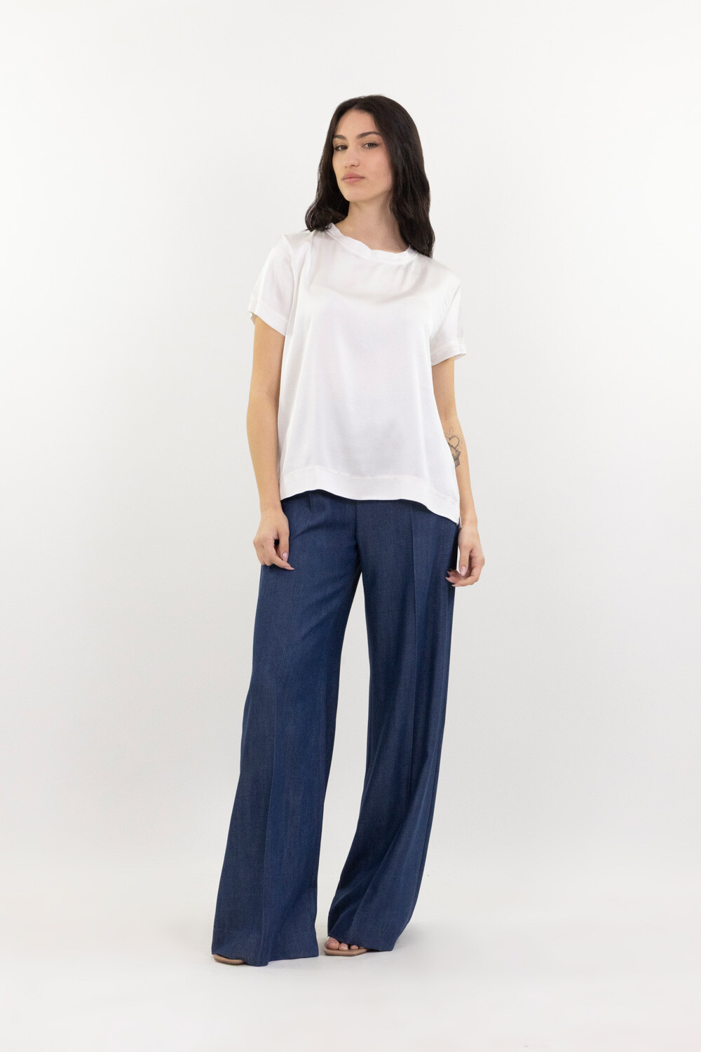 Wholesaler LUMA - Stretch satin T-shirt with a small slit at the bottom