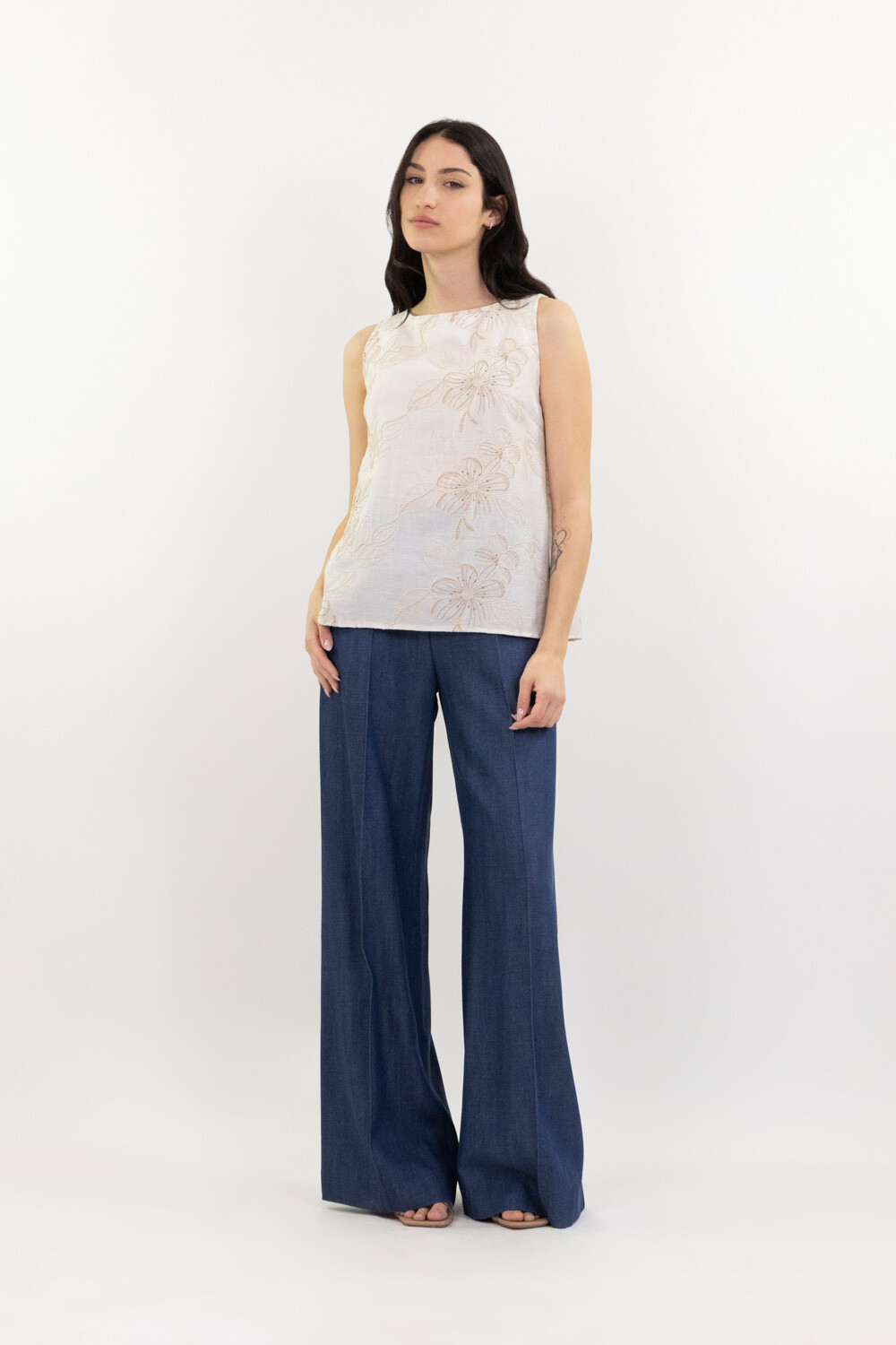 Wholesaler LUMA - Sleeveless top with embroidery and button closure at the back