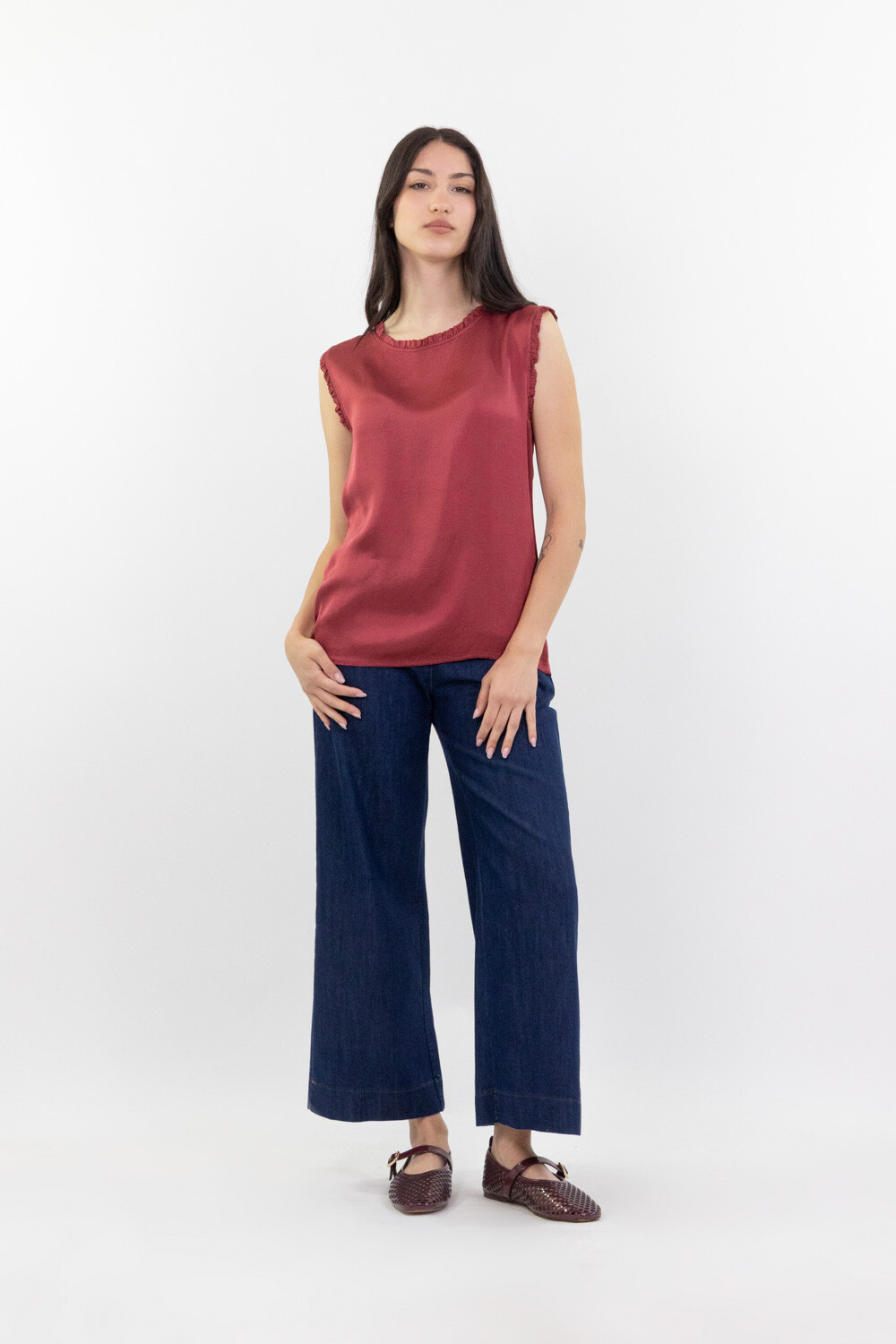 Wholesaler LUMA - Sleeveless top with ruffles on the collar and sleeves