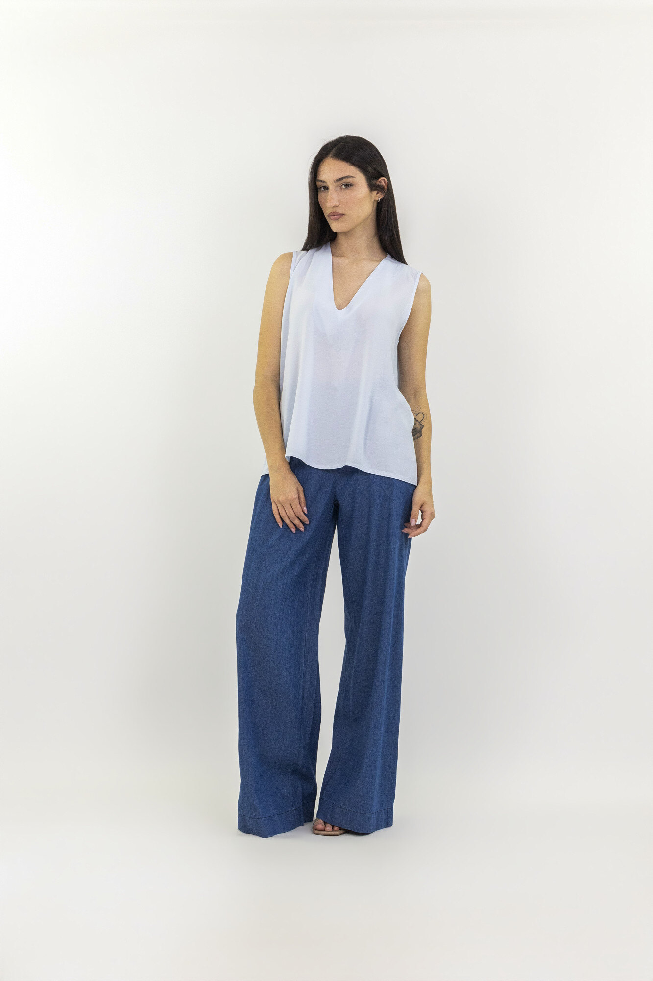 Wholesaler LUMA - Sleeveless top with V-neck