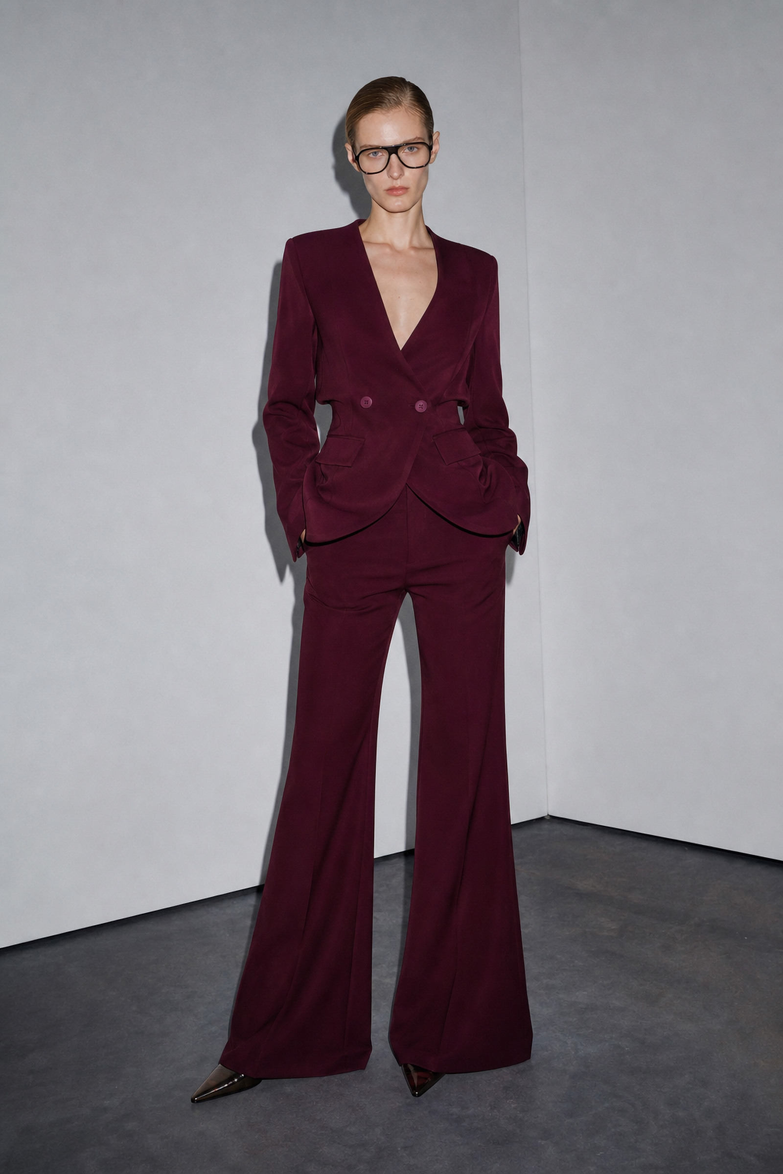Grossista LUMINA - Blazer con scollo a V, realizzato in tessuto fluido e compatto