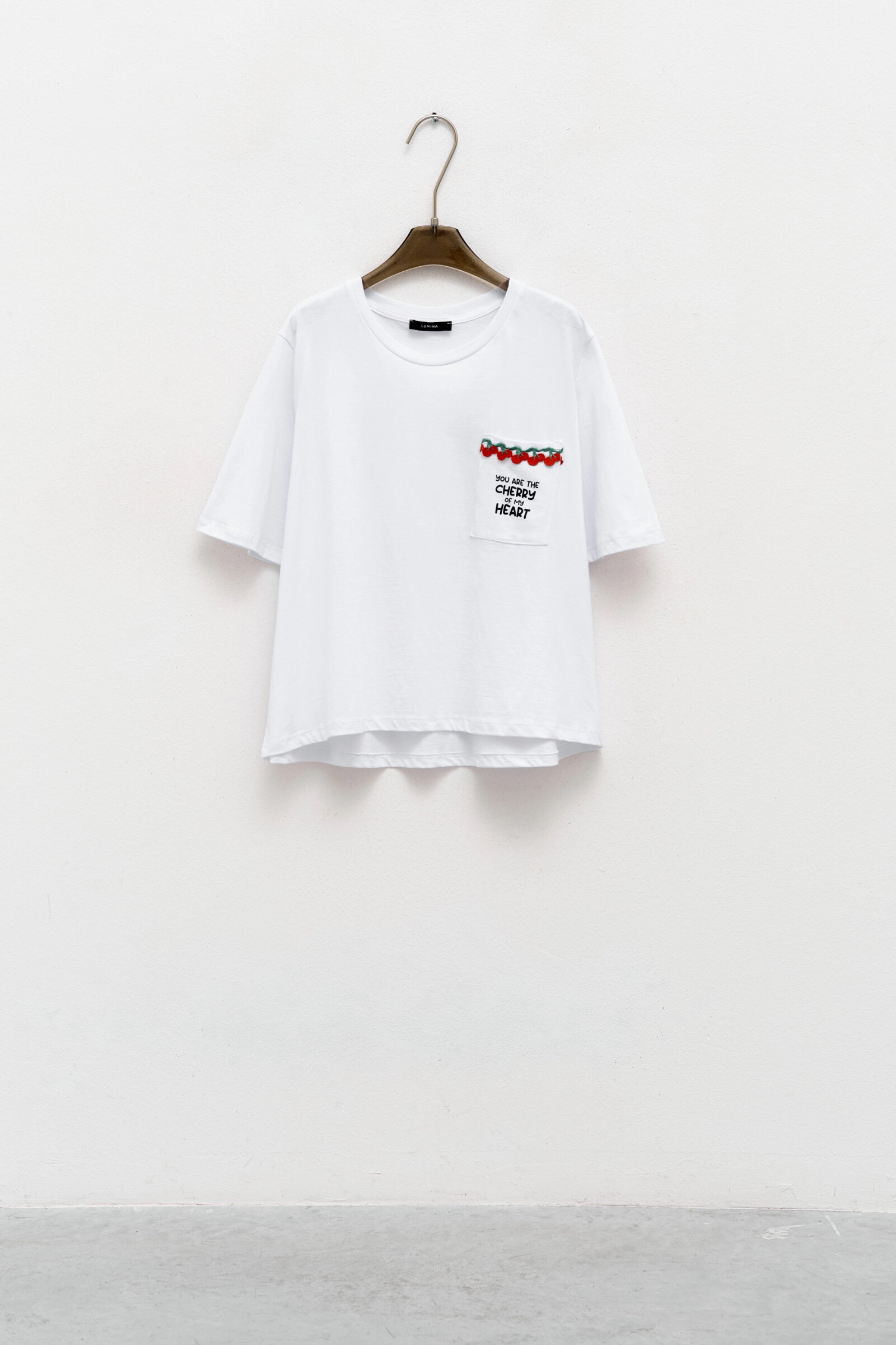 Grossista LUMINA - T-SHIRT CON RICAMO SUL DAVANTI