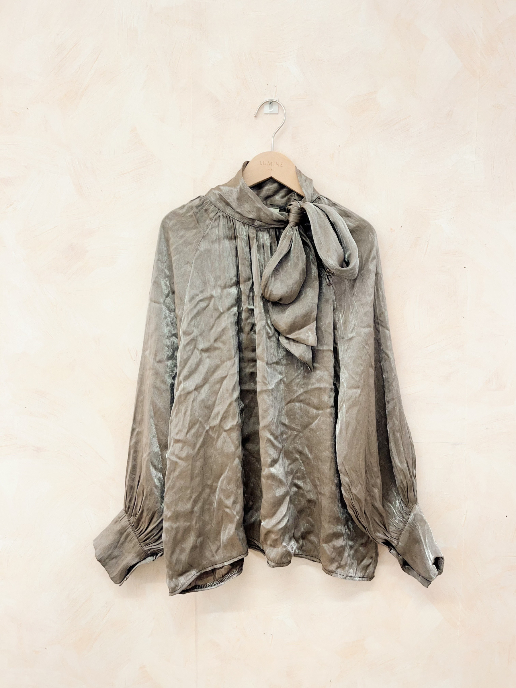 Grossiste LUMINE - Chemise col lavallière matière froissée