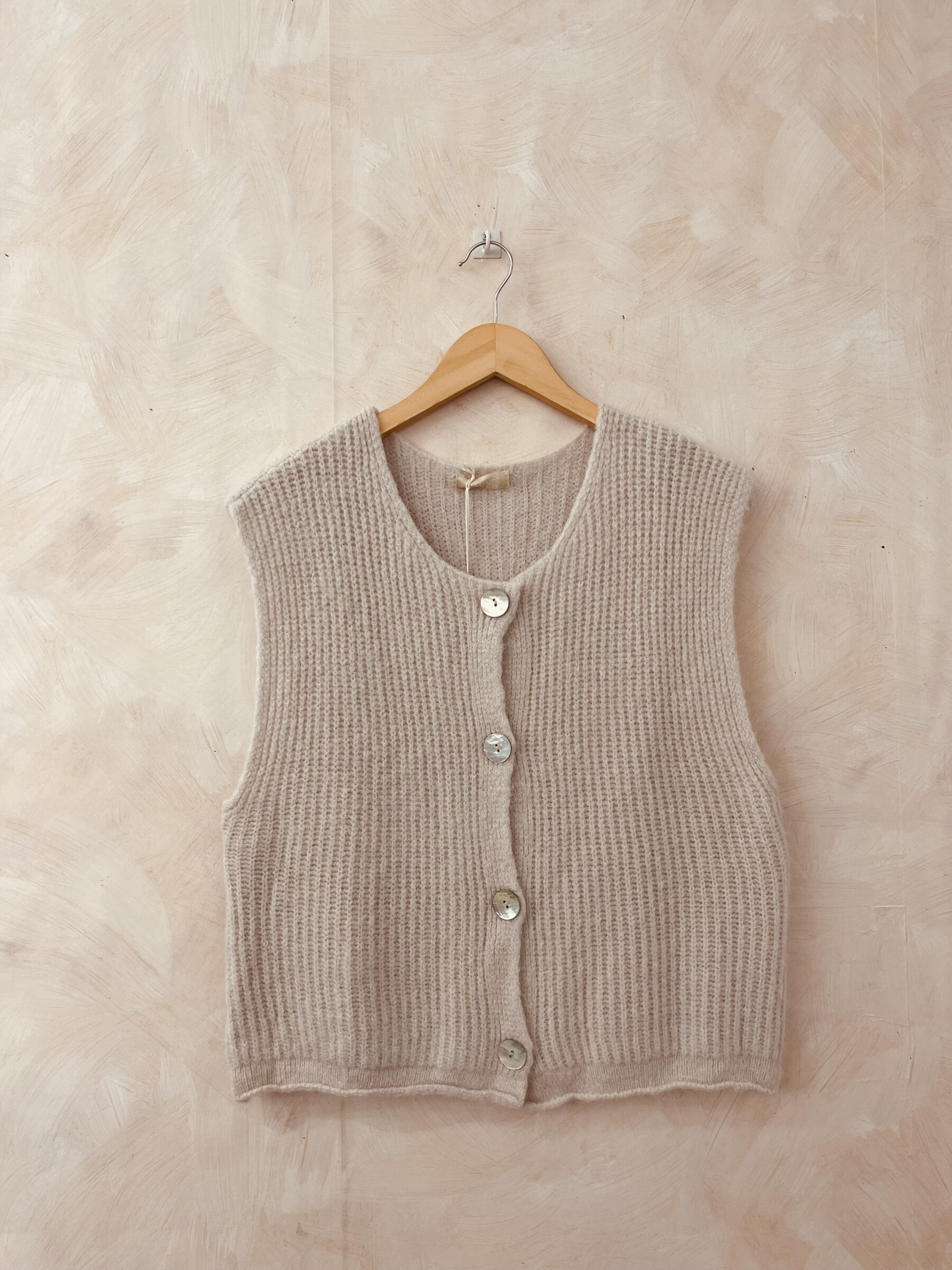 Grossista LUMINE - Cardigan smanicato in baby alpaca con bottone