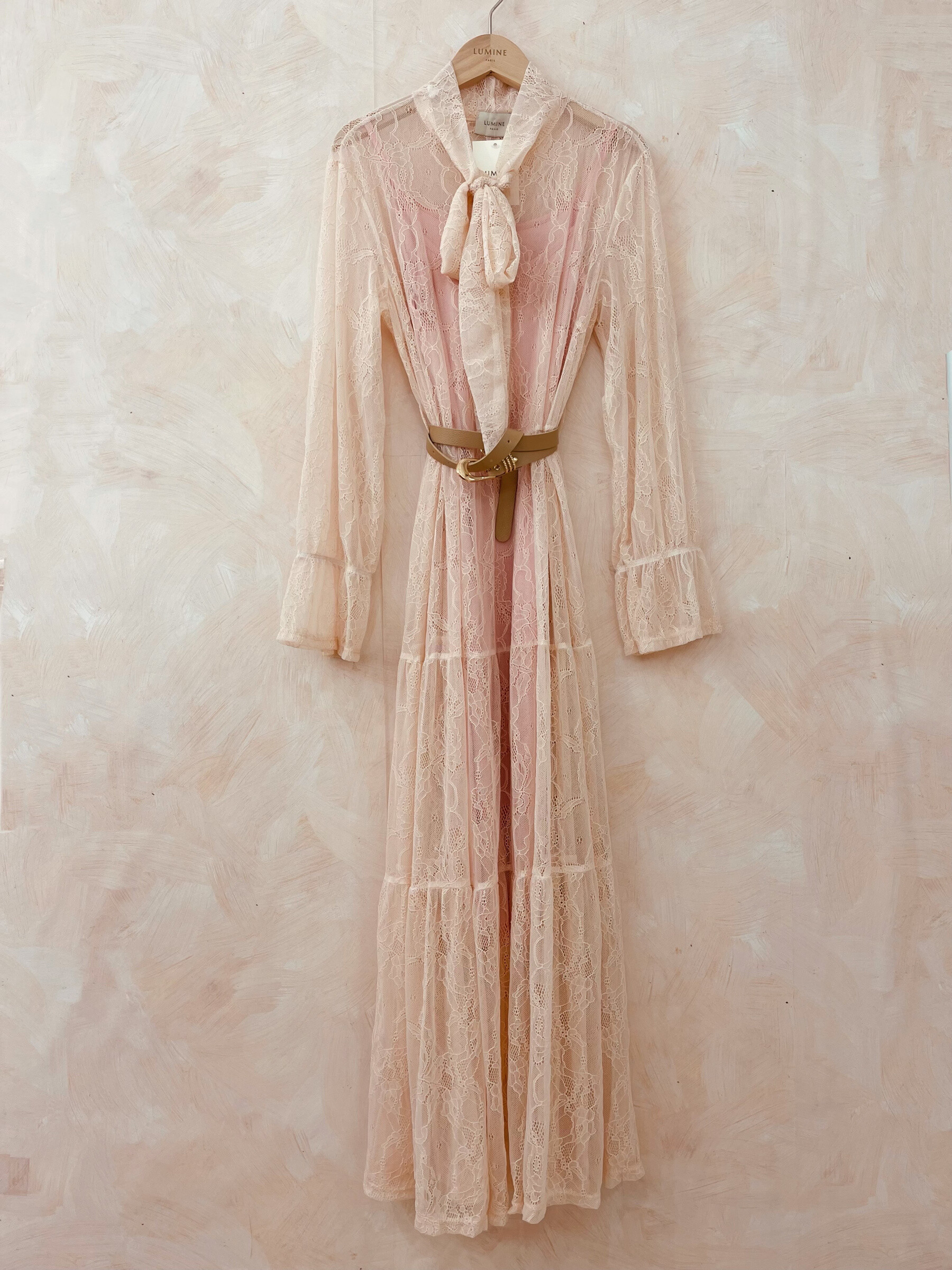 Grossiste LUMINE - Robe longue en dentelle avec ceinture