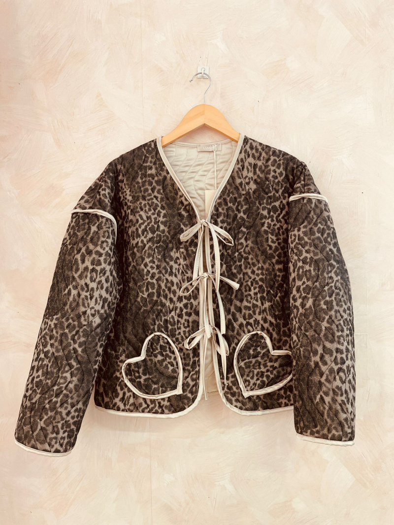 Grossista LUMINE - Giacca con fiocco stampa leopardo e taschino a cuore